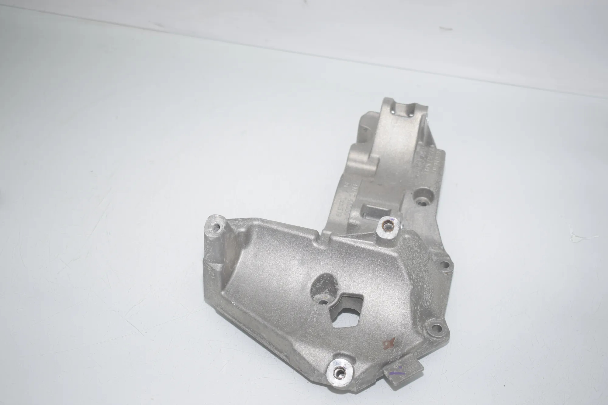 Air Conditioner Compressor Bracket – OEM 8620708 · BMW BMW 2 Active Tourer (F45) 225 xe 2019 – 2