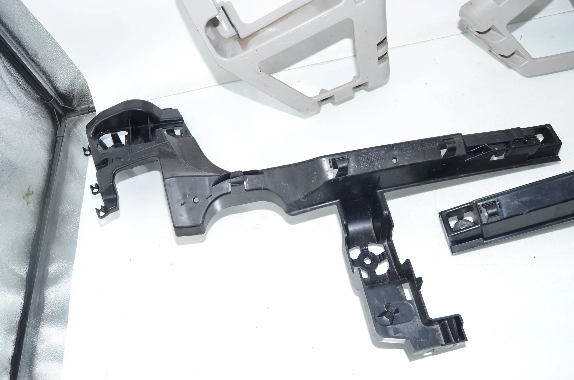 Rear Right Bumper Bracket – OEM 7376926 · BMW 2 Active Tourer (F45) BMW 2 Active Tourer (F45) 225 xe 2019 – 2