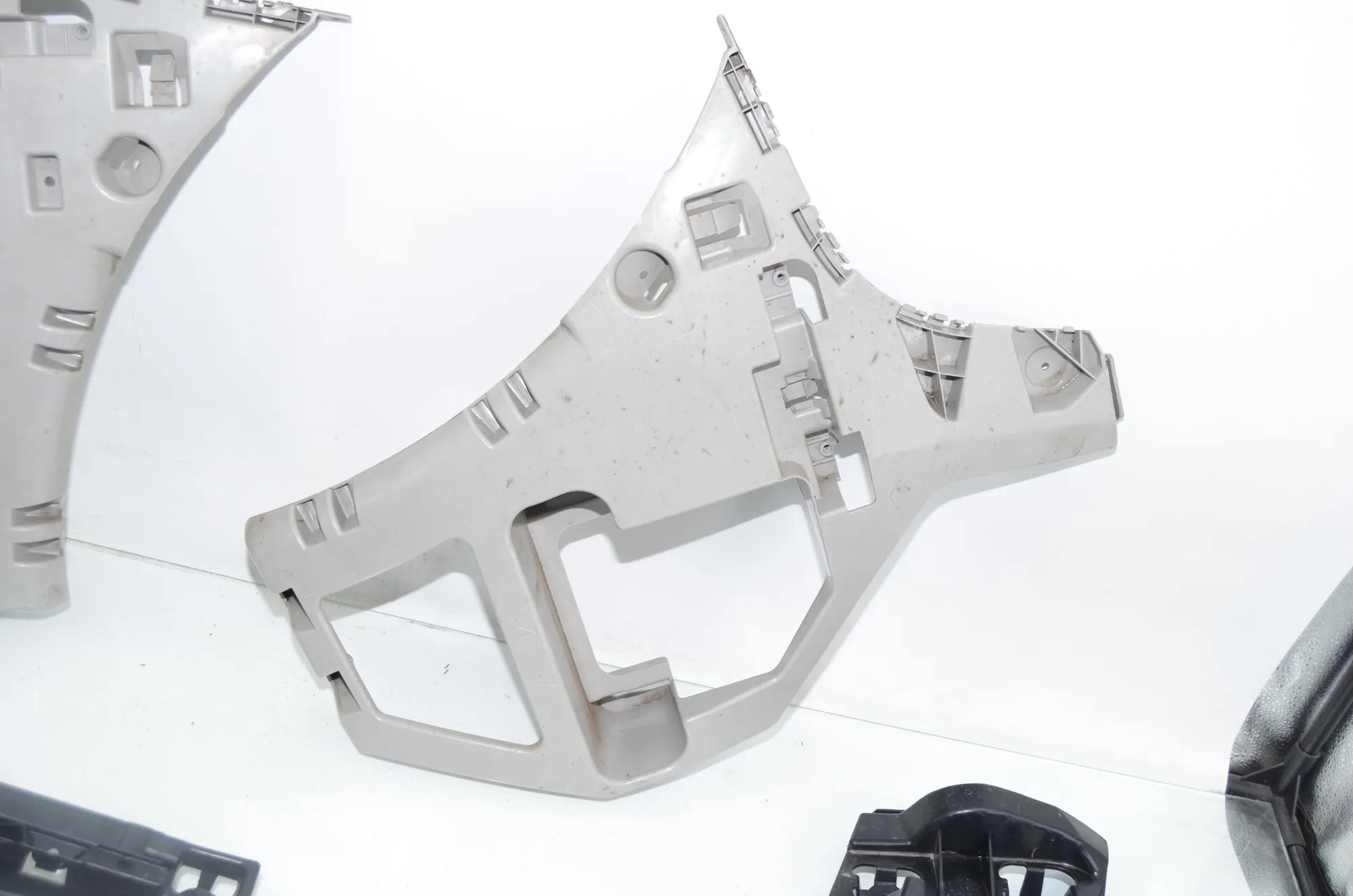 Rear Right Bumper Bracket – OEM 7376926 · BMW 2 Active Tourer (F45) BMW 2 Active Tourer (F45) 225 xe 2019 – 4