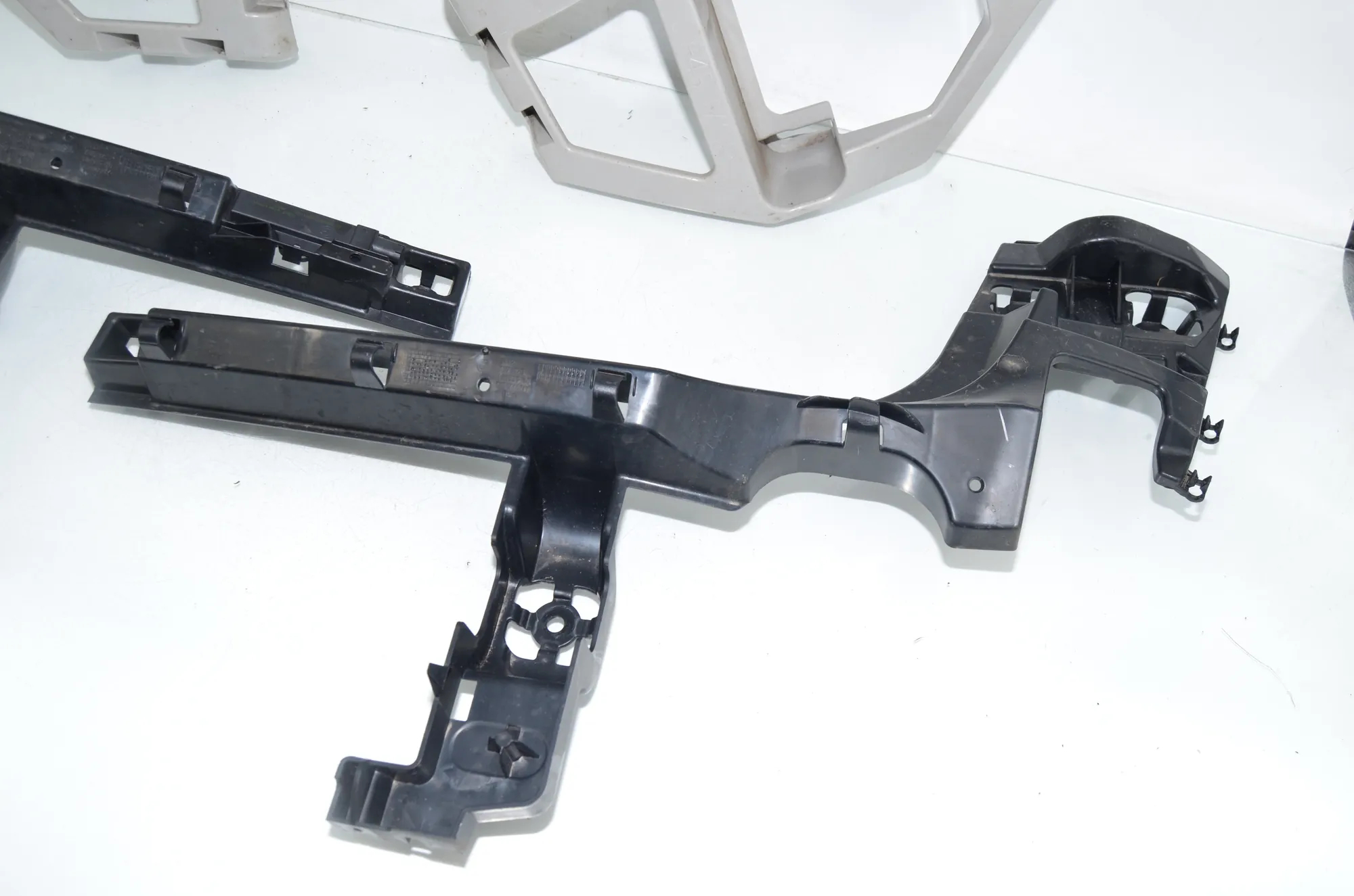Rear Right Bumper Bracket – OEM 7376926 · BMW 2 Active Tourer (F45) BMW 2 Active Tourer (F45) 225 xe 2019 – 5