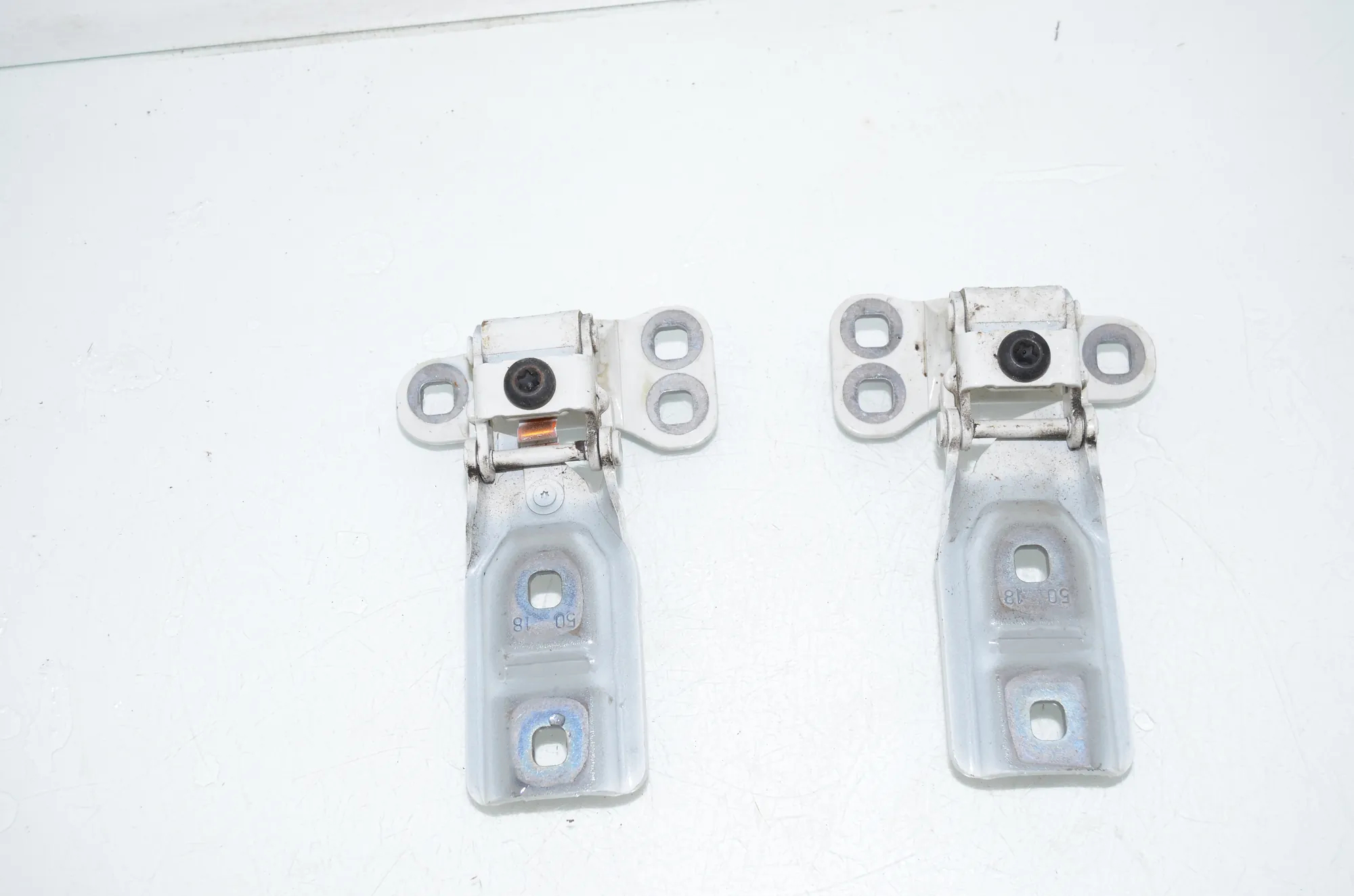 Left Side Bootlid Hinge – OEM 7300809 · BMW 2 Active Tourer (F45) BMW 2 Active Tourer (F45) 225 xe 2019