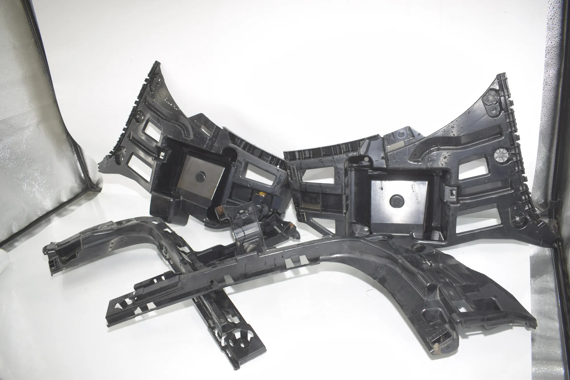 Rear Left Bumper Bracket – OEM 7381119 · BMW X1 (F48) BMW X1 (F48) sDrive 18 i 2018 – 3