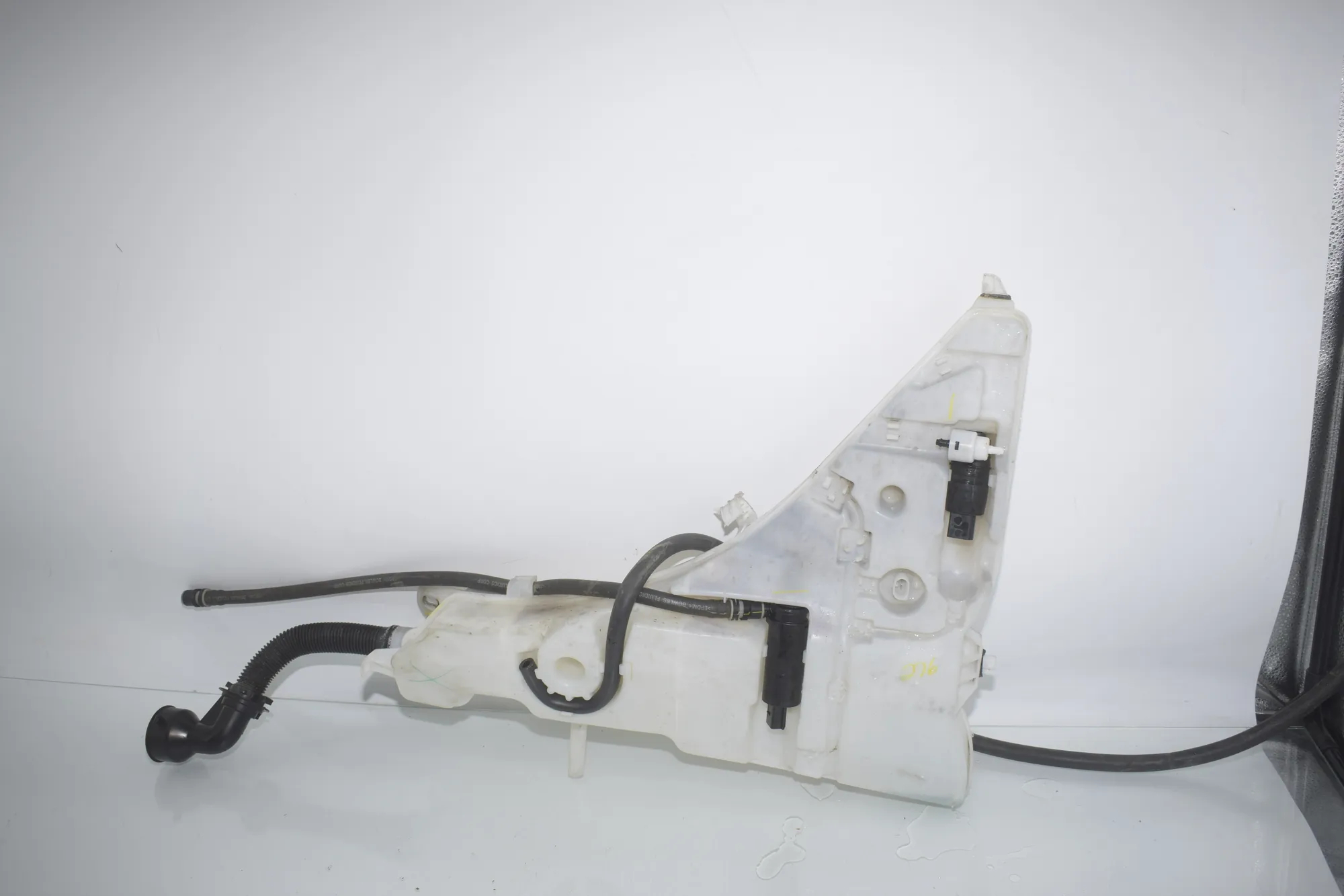 Window Washer Tank – OEM 7304068 · BMW X5 (F15, F85) BMW X5 (F15, F85) M 2018 – 2