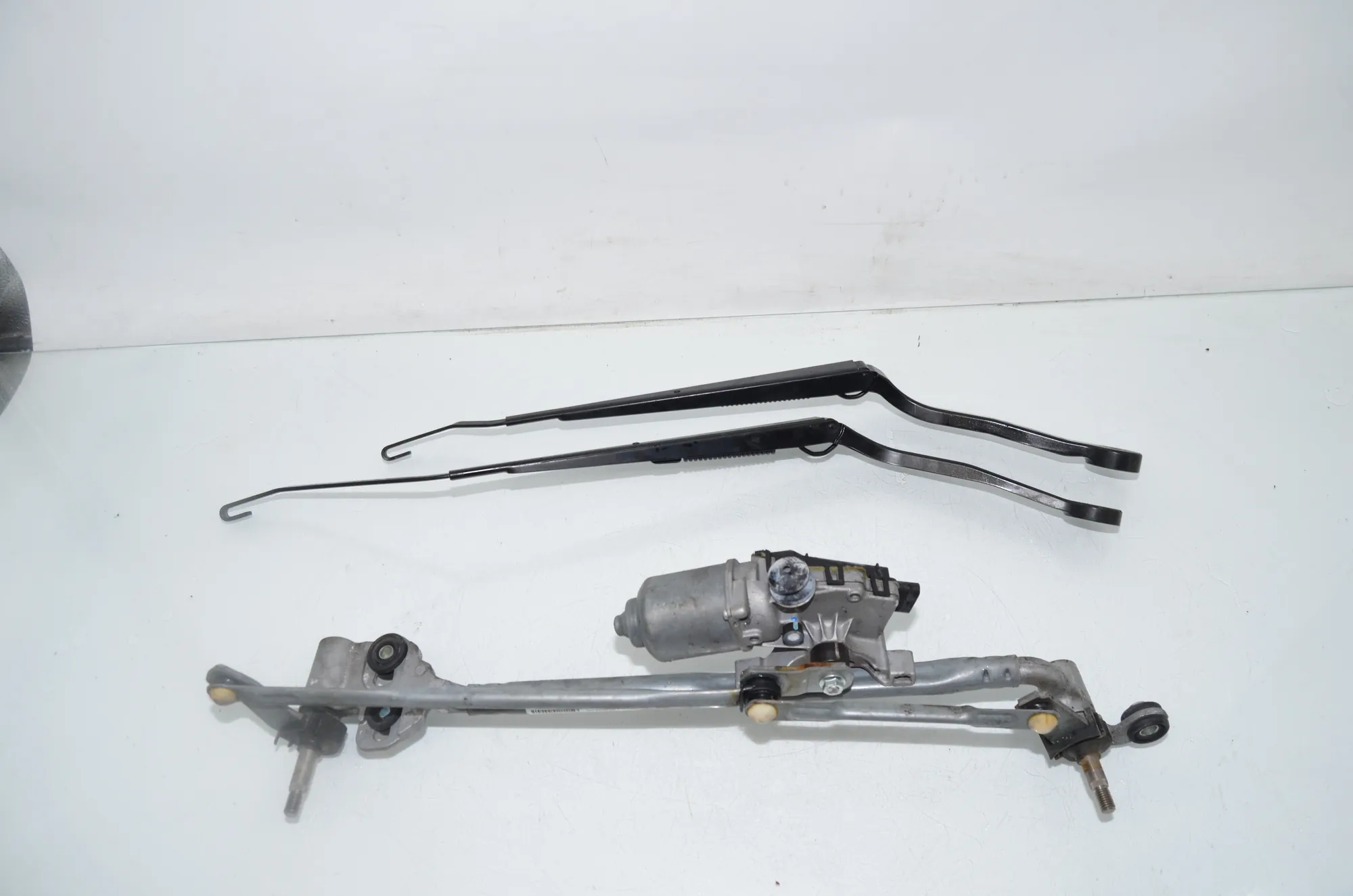 Front Windshield Wiper Mechanism – OEM 7292653 · BMW X5 (F15, F85) BMW X5 (F15, F85) M 2018 – 2