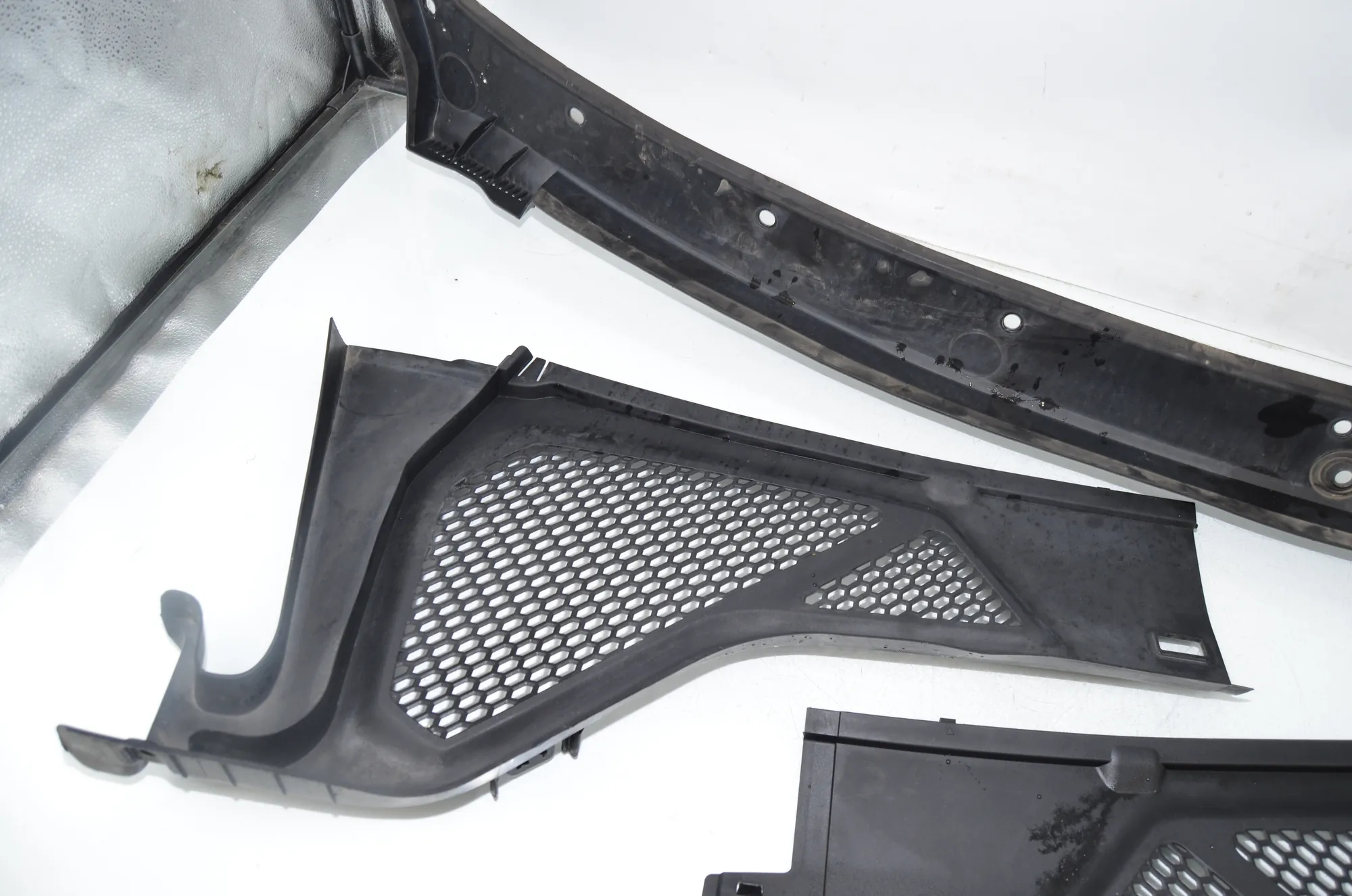 Front Wiper Cowl Trim – OEM 9245593 · BMW X5 (F15, F85) BMW X5 (F15, F85) M 2018 – 2