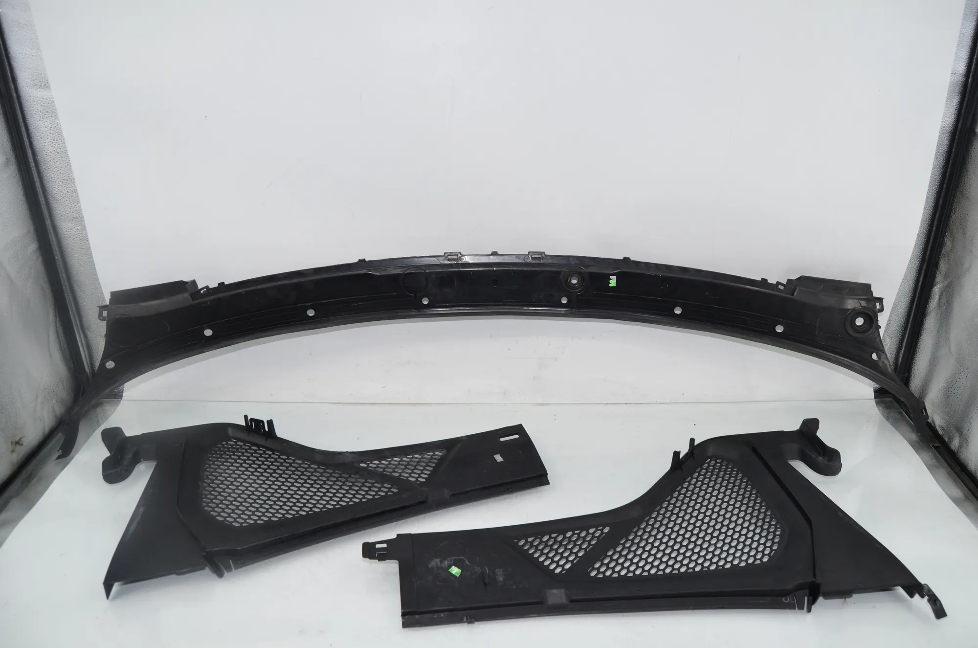Front Wiper Cowl Trim – OEM 9245593 · BMW X5 (F15, F85) BMW X5 (F15, F85) M 2018 – 4