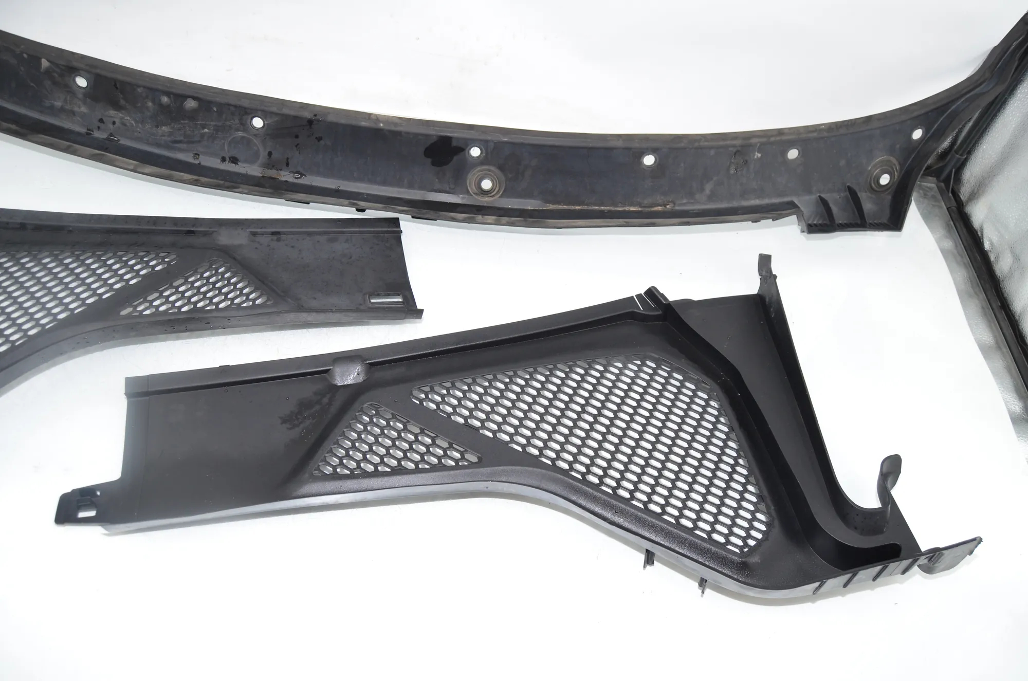 Front Wiper Cowl Trim – OEM 9245593 · BMW X5 (F15, F85) BMW X5 (F15, F85) M 2018 – 3