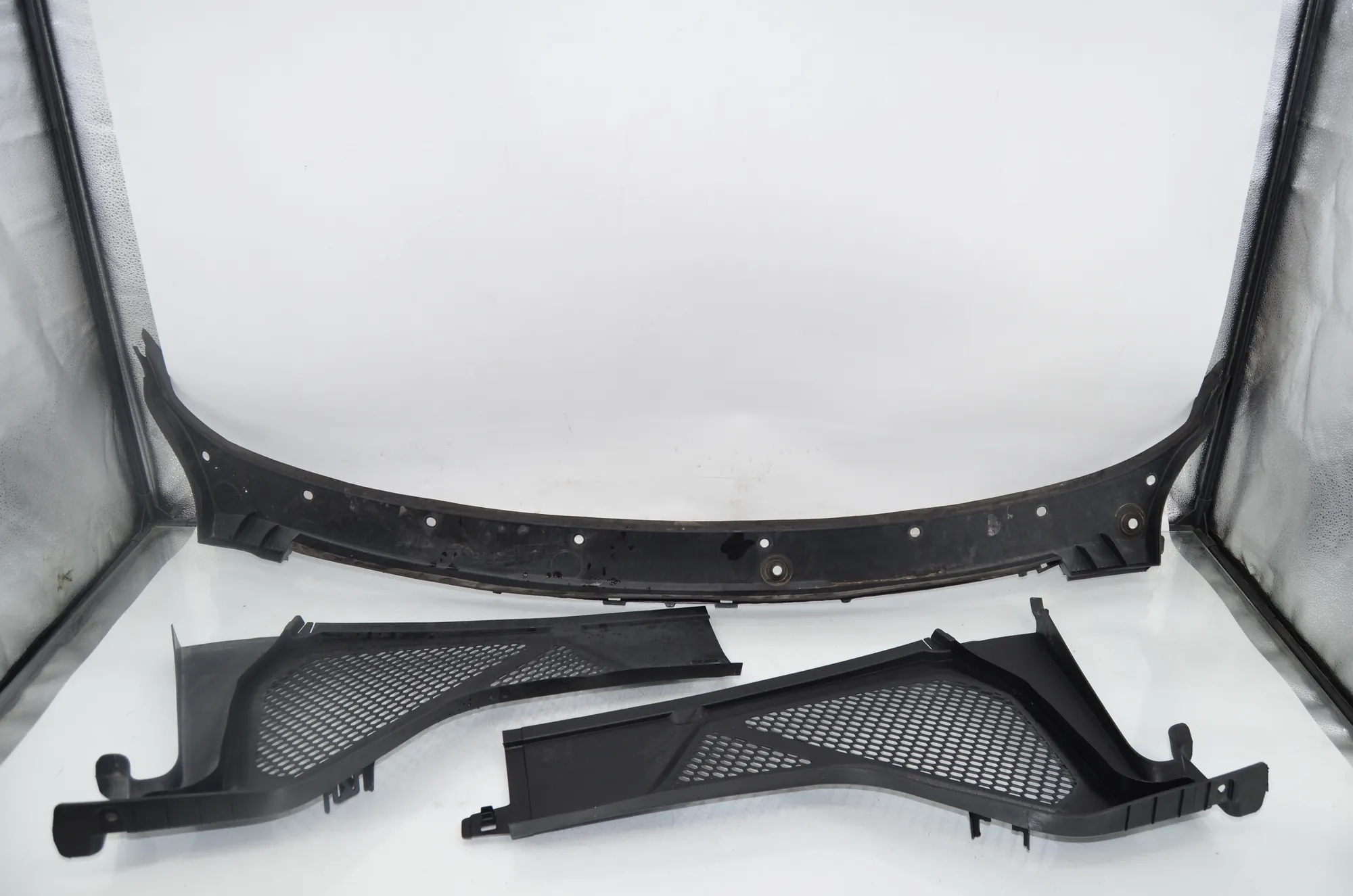 Front Wiper Cowl Trim – OEM 9245593 · BMW X5 (F15, F85) BMW X5 (F15, F85) M 2018