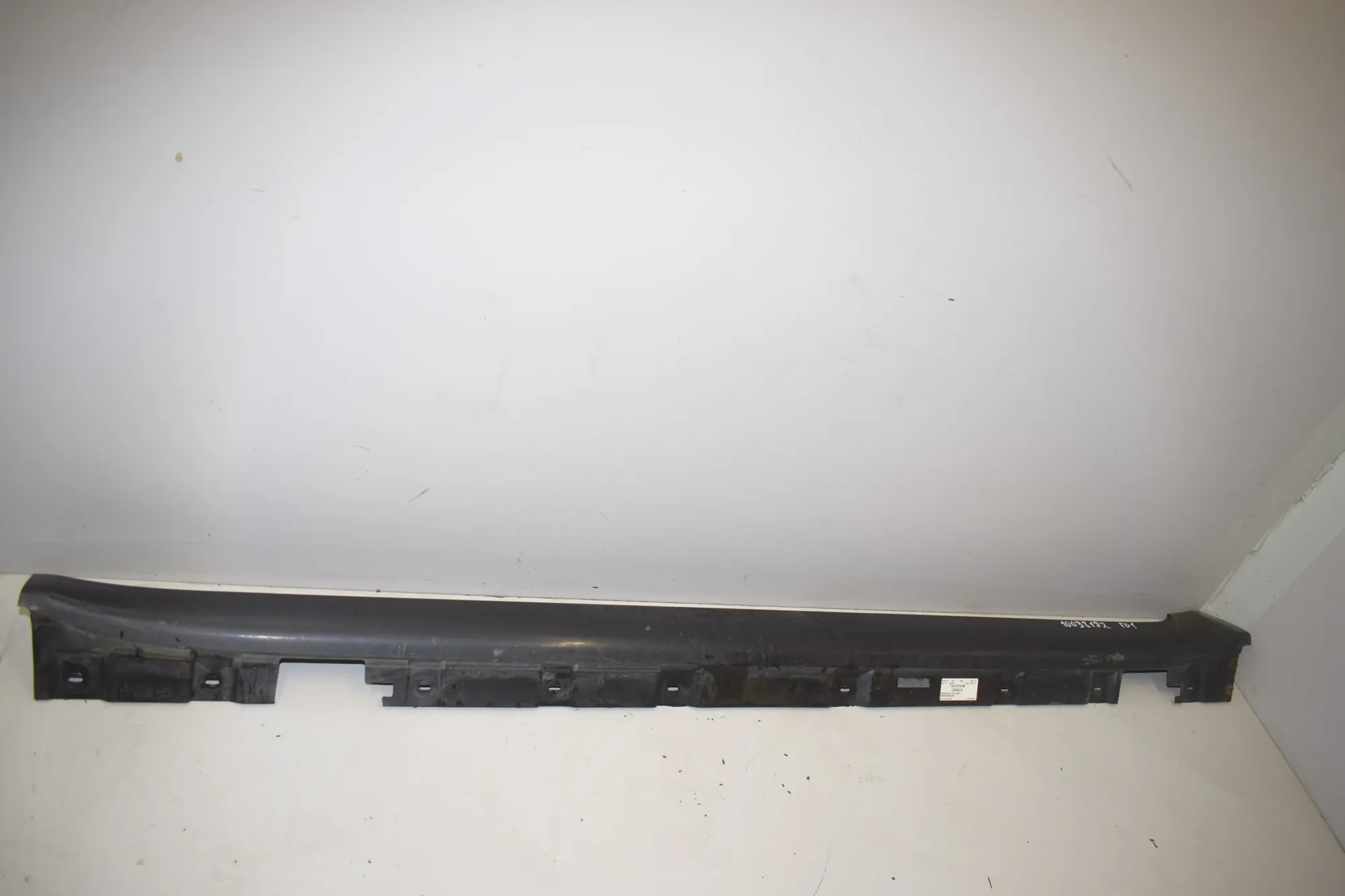 Left Side Plastic Sideskirt Cover – OEM 7225837 · BMW 7 (F01, F02) BMW 7 (F01, F02) 750 i 2010