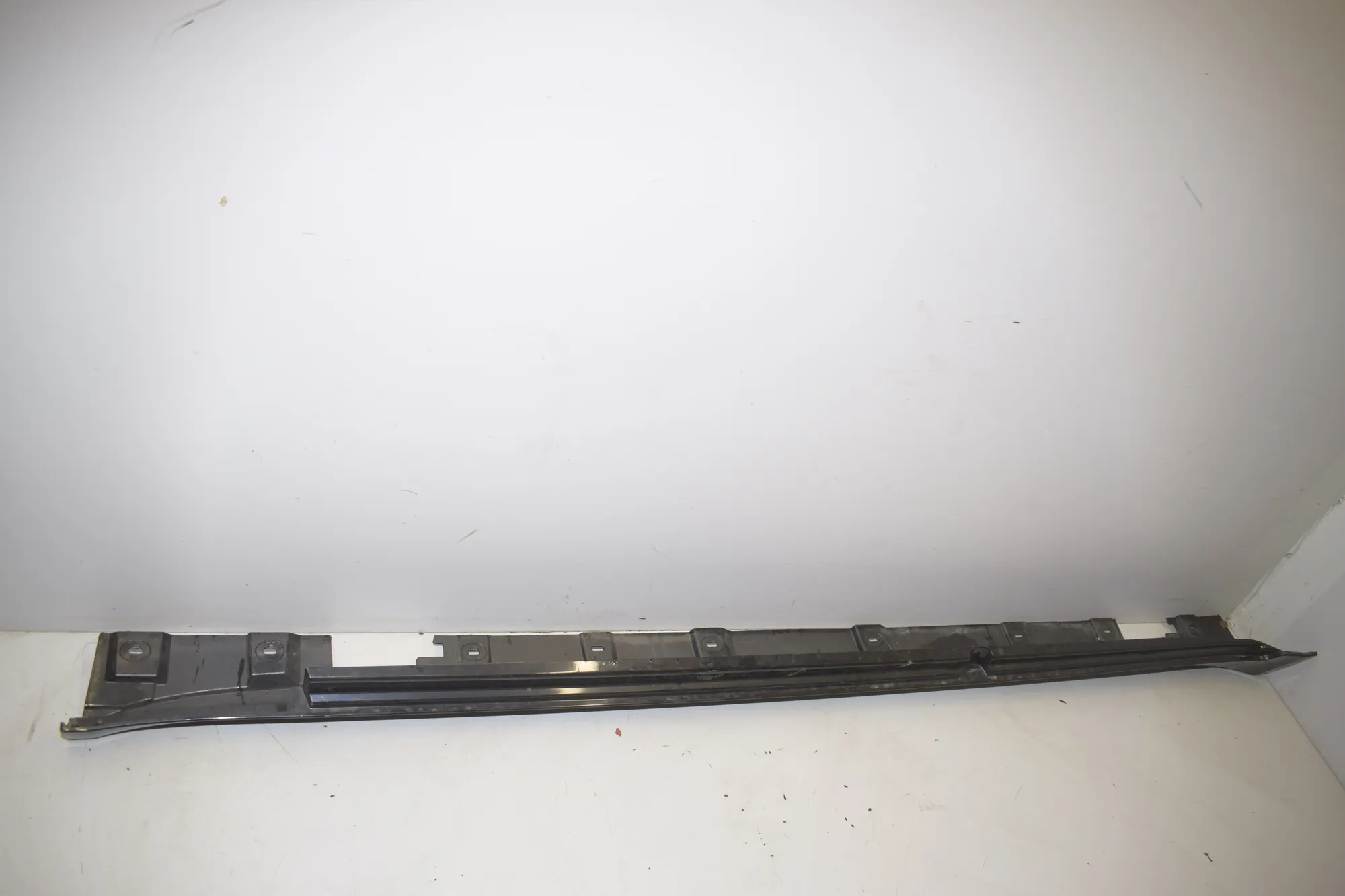 Left Side Plastic Sideskirt Cover – OEM 7225837 · BMW 7 (F01, F02) BMW 7 (F01, F02) 750 i 2010 – 3