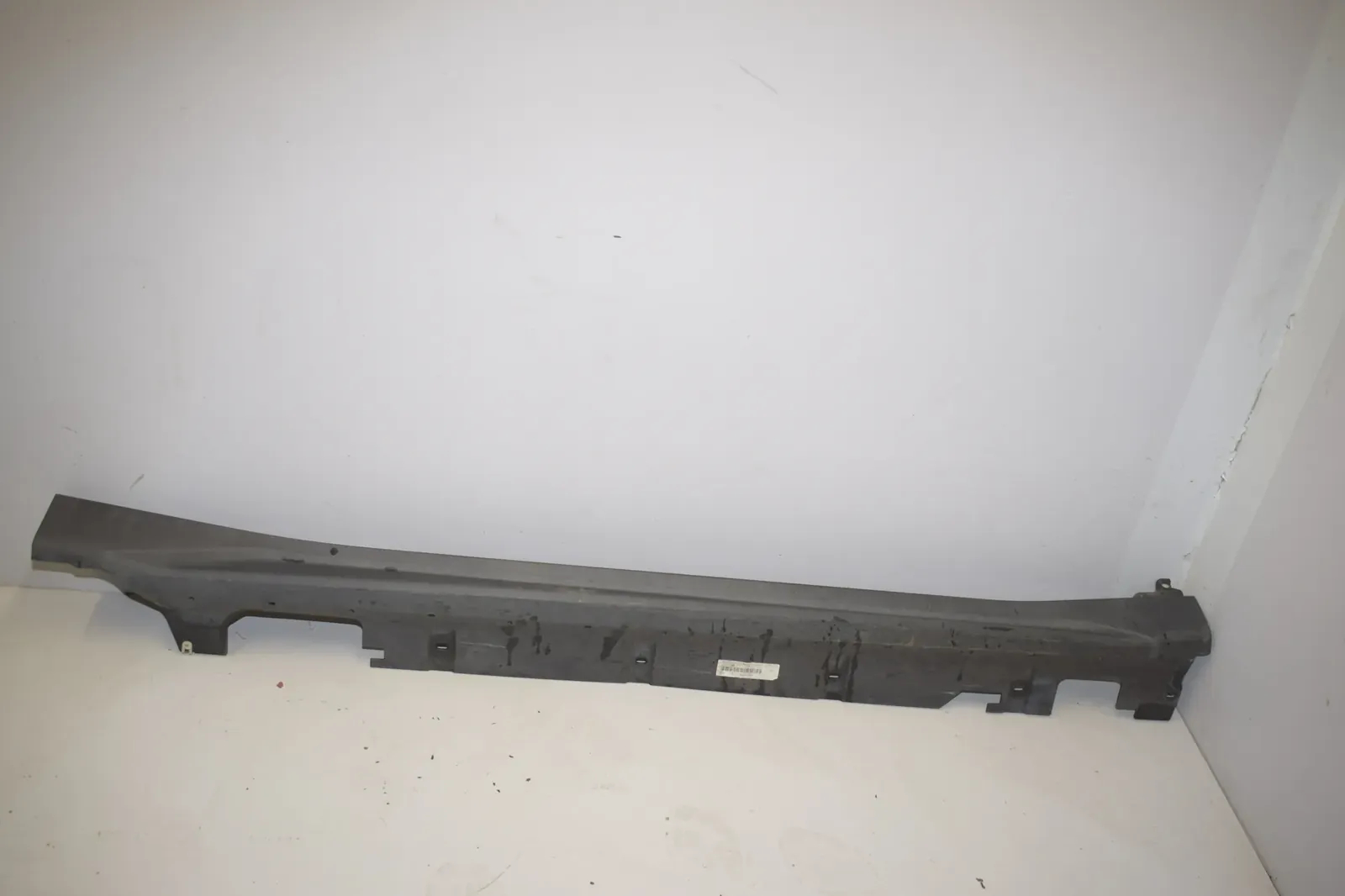 Right Side Plastic Sideskirt Cover – OEM 7332328 · BMW X1 (F48) BMW X1 (F48) sDrive 18 i 2018 – 2