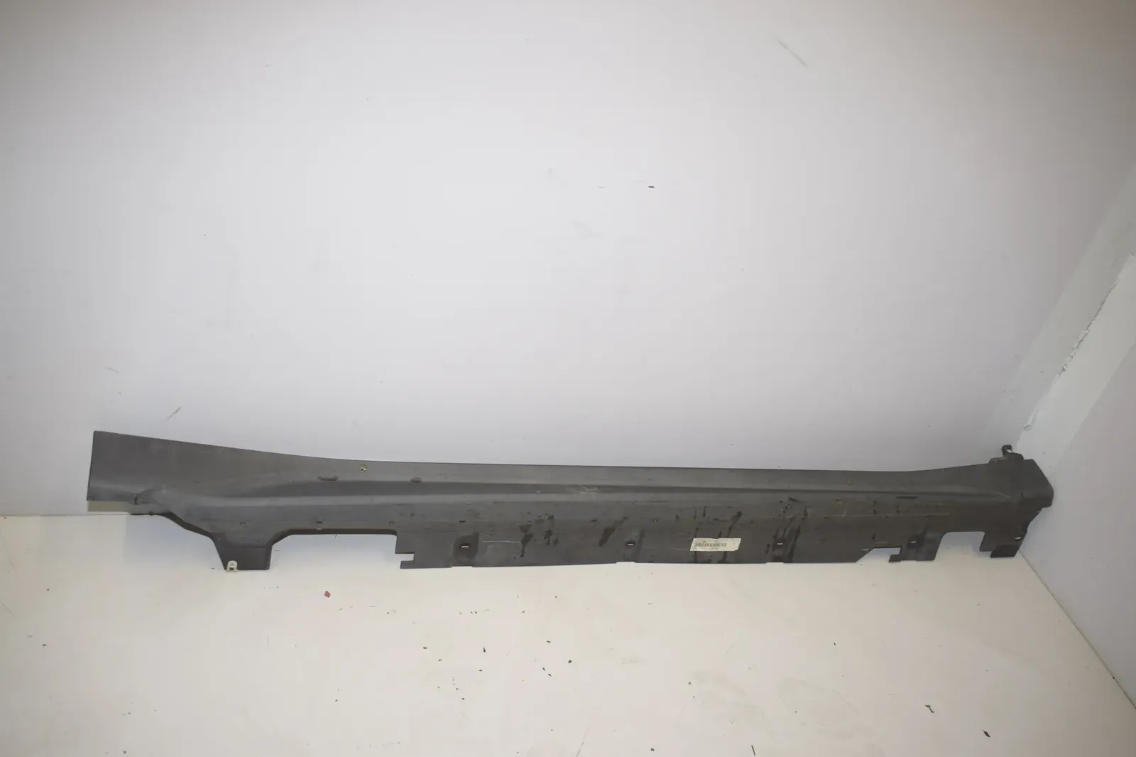 Right Side Plastic Sideskirt Cover – OEM 7332328 · BMW X1 (F48) BMW X1 (F48) sDrive 18 i 2018