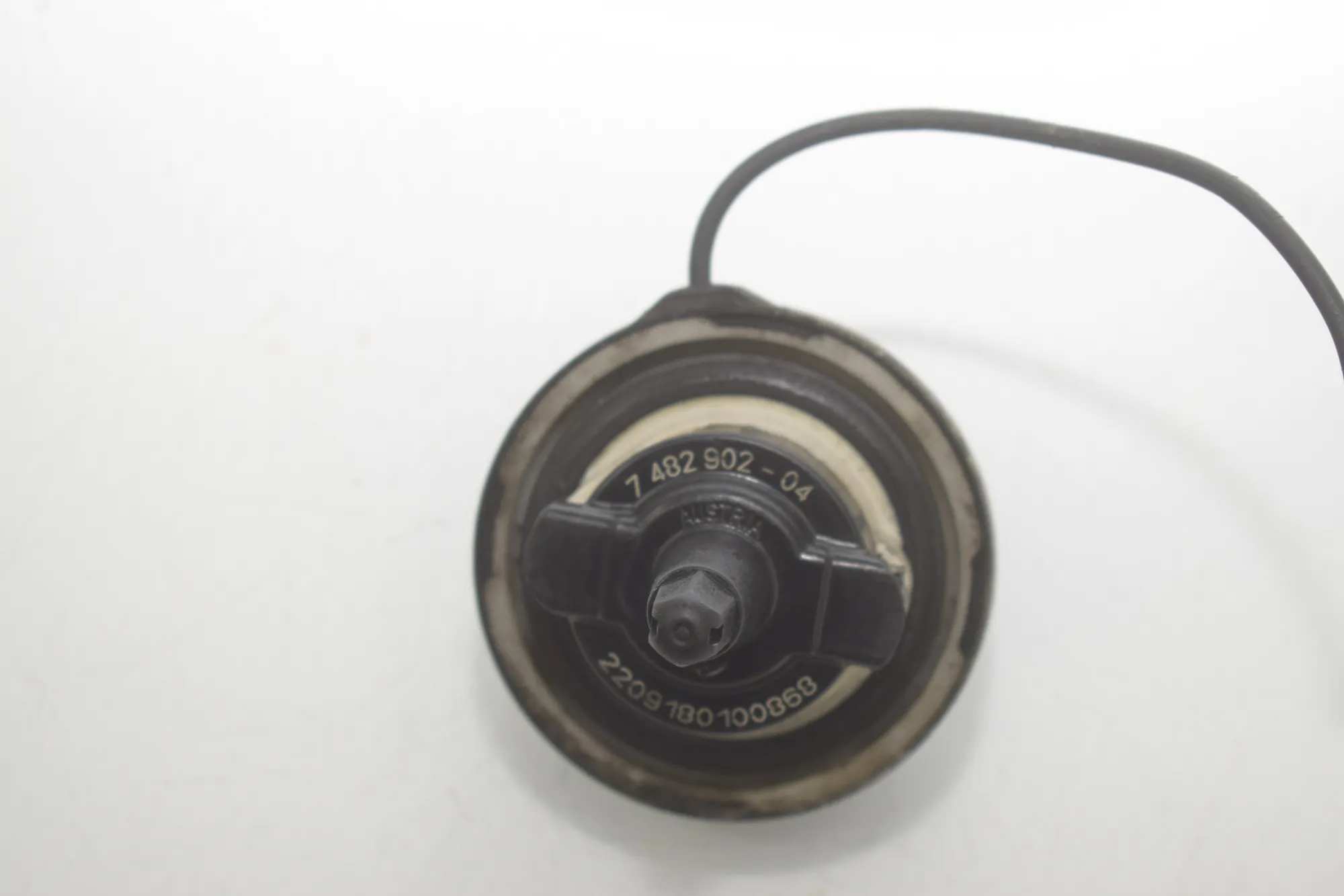 Fuel Tank Cap – OEM 7482902 · BMW X1 (F48) BMW X1 (F48) sDrive 18 i 2018 – 4