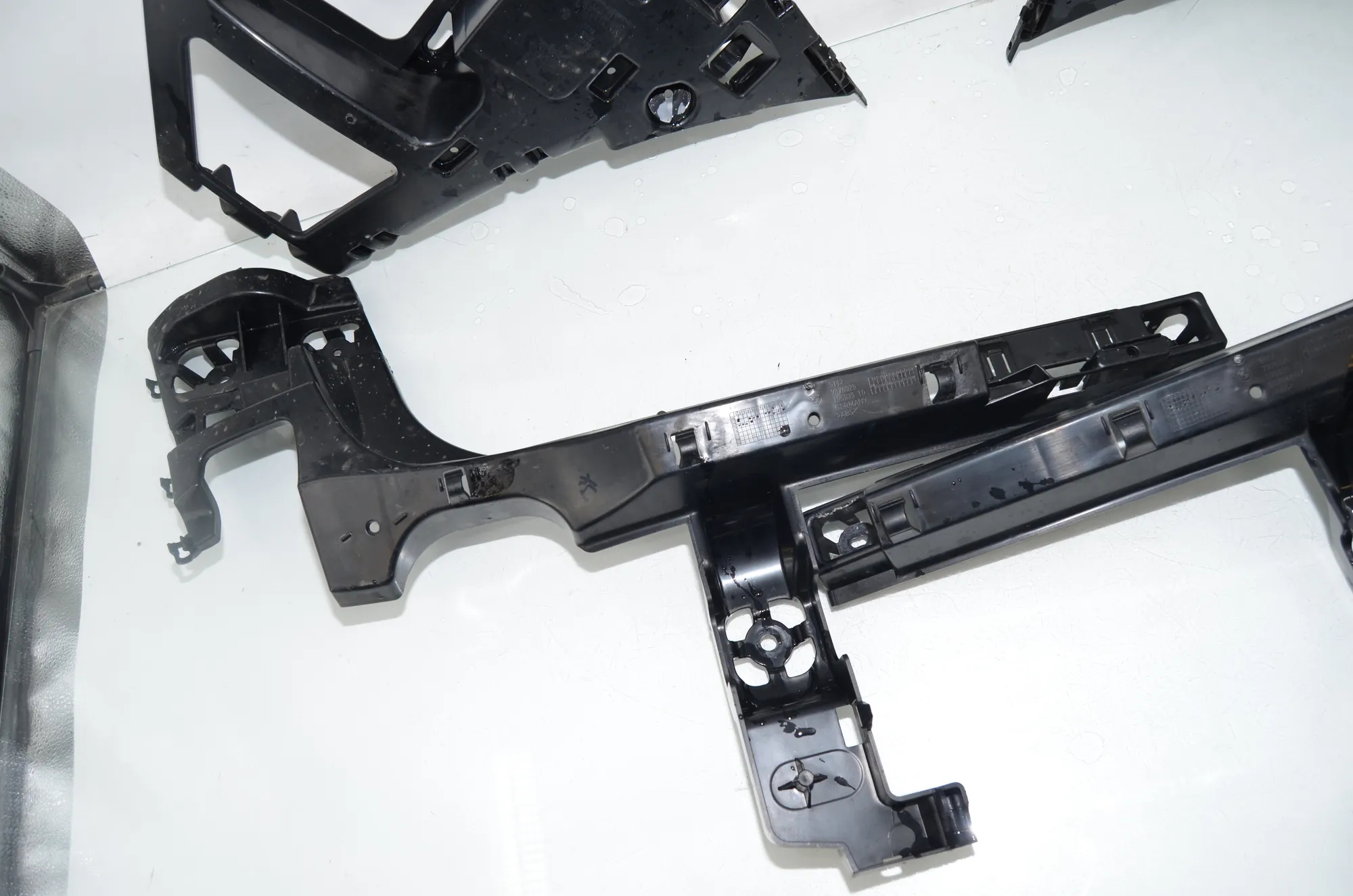 Rear Right Bumper Bracket – OEM 7376925 · BMW 2 Active Tourer (F45) BMW 2 Active Tourer (F45) 218 i 2015 – 4