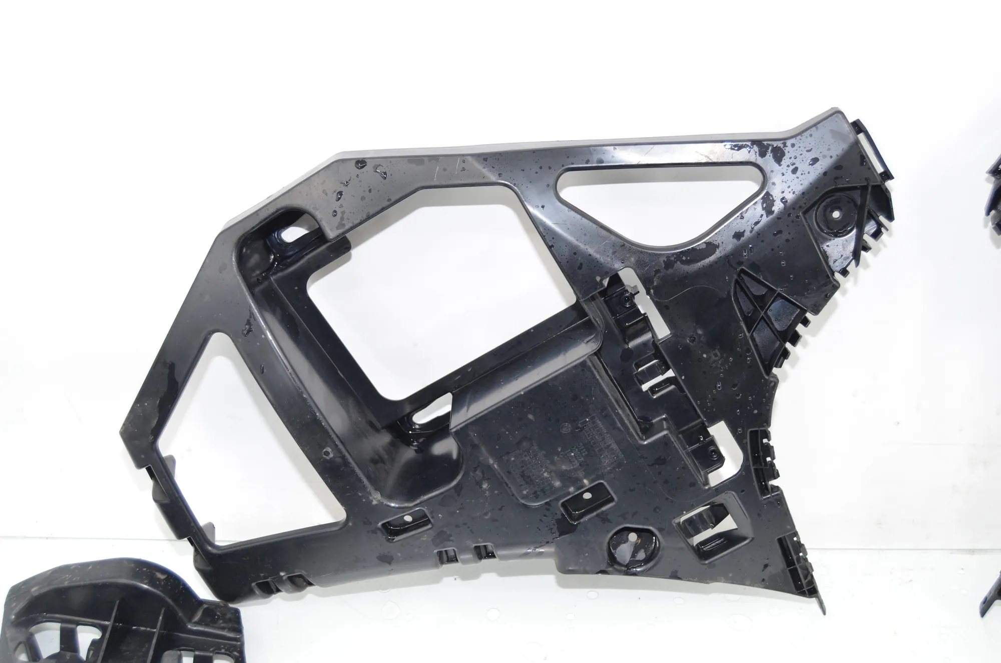 Rear Right Bumper Bracket – OEM 7376925 · BMW 2 Active Tourer (F45) BMW 2 Active Tourer (F45) 218 i 2015 – 2