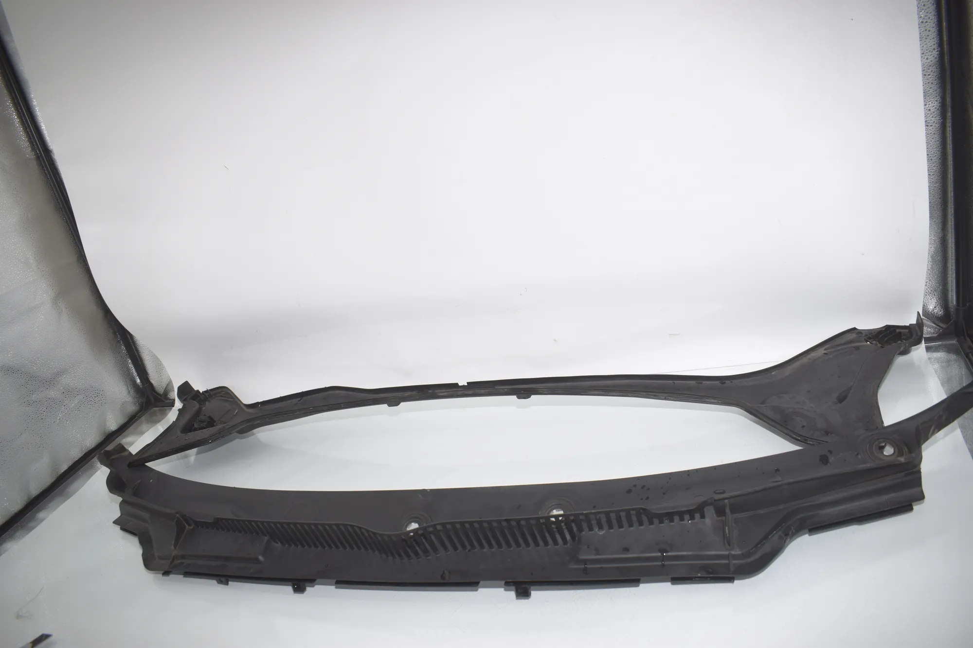 Front Wiper Cowl Trim – OEM 7301016 · BMW 2 Active Tourer (F45) BMW 2 Active Tourer (F45) 218 i 2015 – 2