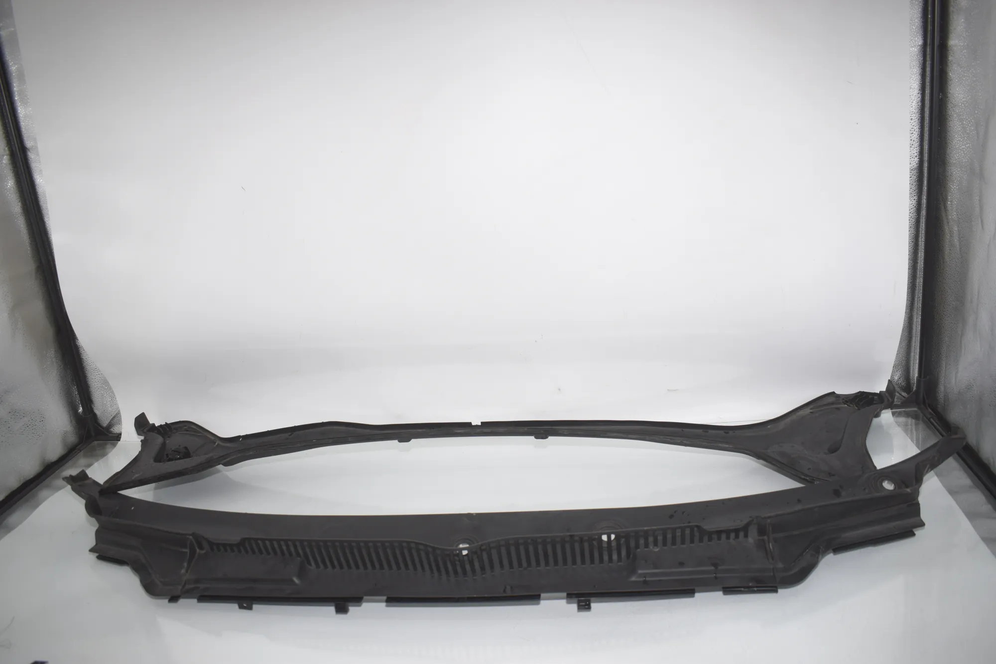 Front Wiper Cowl Trim – OEM 7301016 · BMW 2 Active Tourer (F45) BMW 2 Active Tourer (F45) 218 i 2015