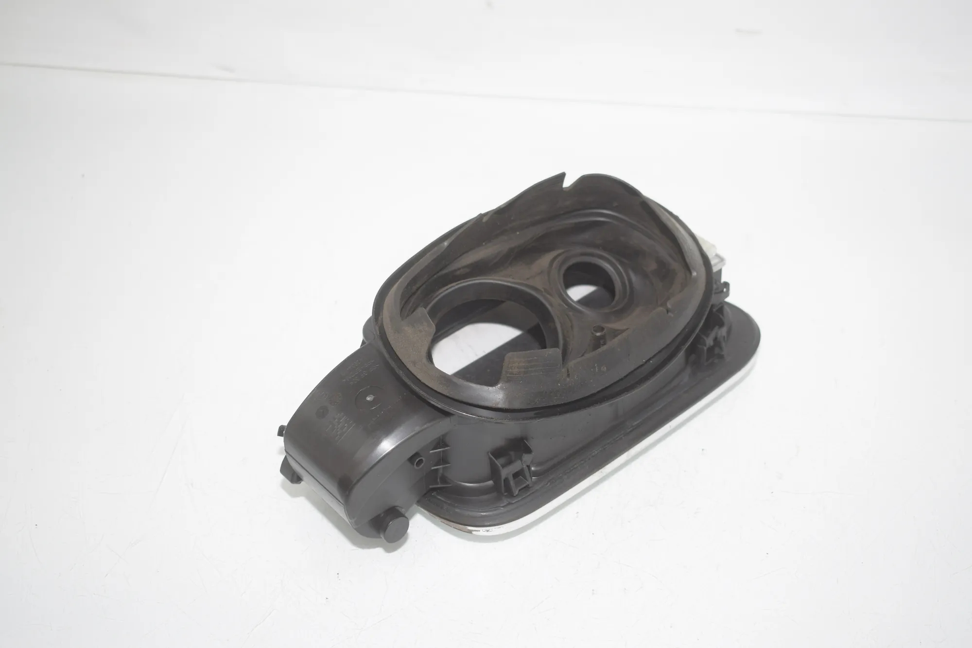 Fuel Tank Flap Cap – OEM 142904-10 · BMW 3 Touring (G21) BMW 3 Touring (G21) 320 d Mild-Hybrid 2023 – 4