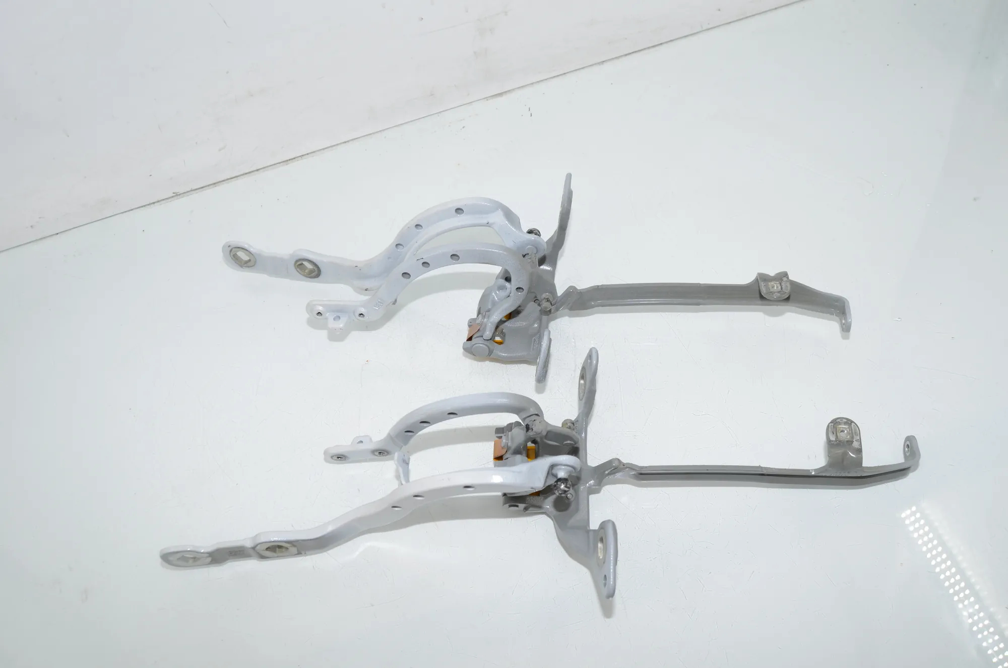 Left Side Bootlid Hinge – OEM 8492961 · BMW 3 Touring (G21) BMW 3 Touring (G21) 320 d Mild-Hybrid 2023 – 2