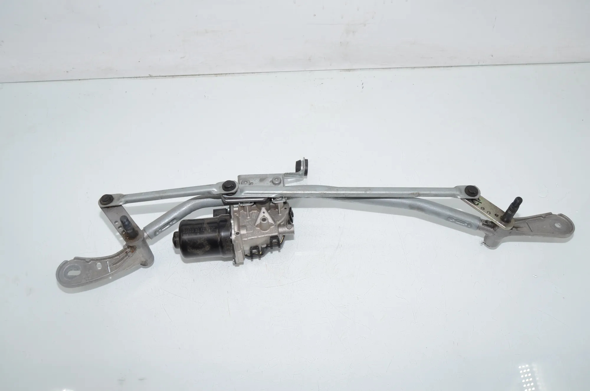 Front Windshield Wiper Mechanism – OEM 7427901 · BMW 3 Touring (G21) BMW 3 Touring (G21) 320 d Mild-Hybrid 2023 – 2