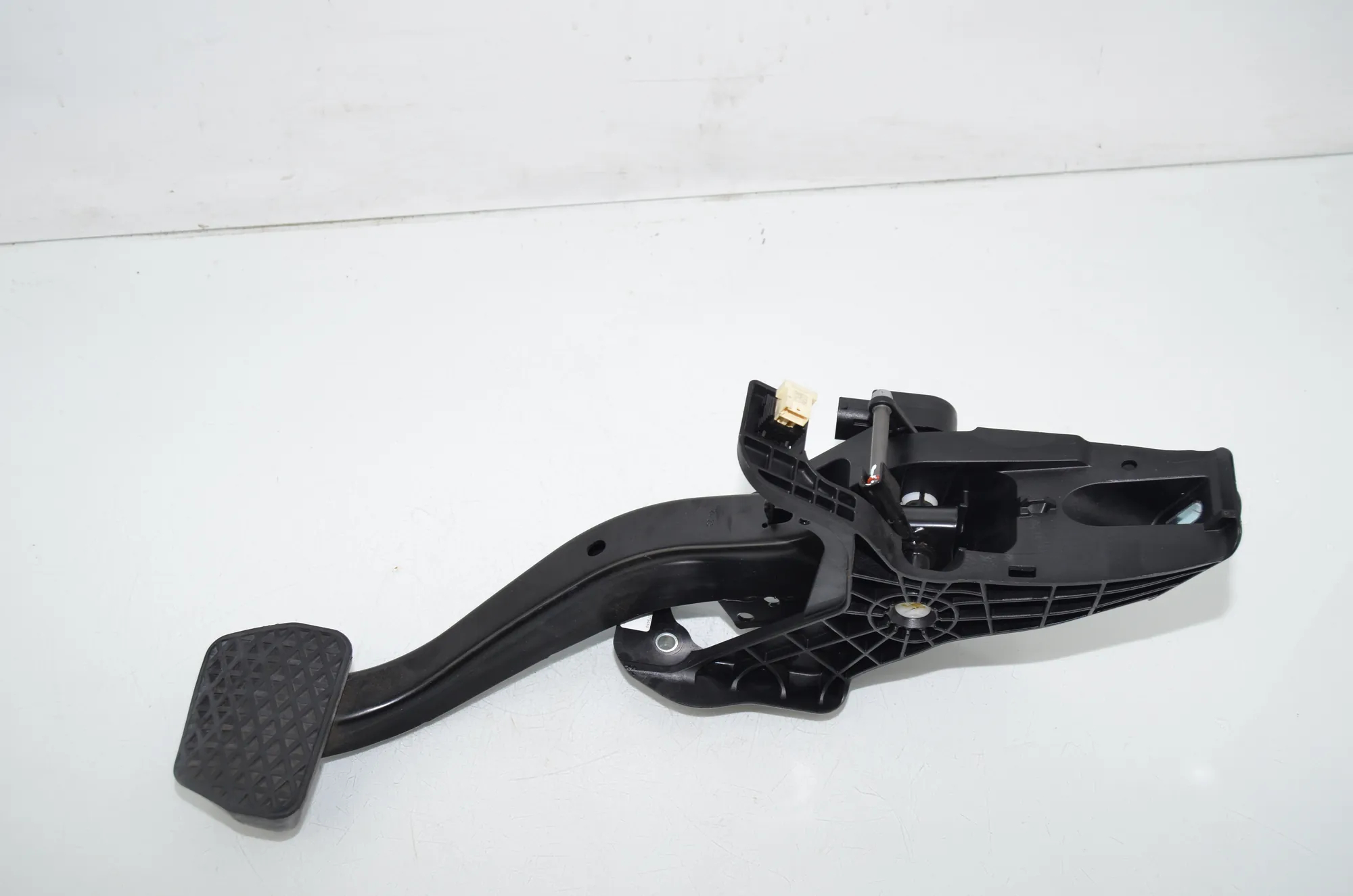 Brake Pedal – OEM 6891119 · BMW 3 Touring (G21) BMW 3 Touring (G21) 320 d Mild-Hybrid 2023 – 2