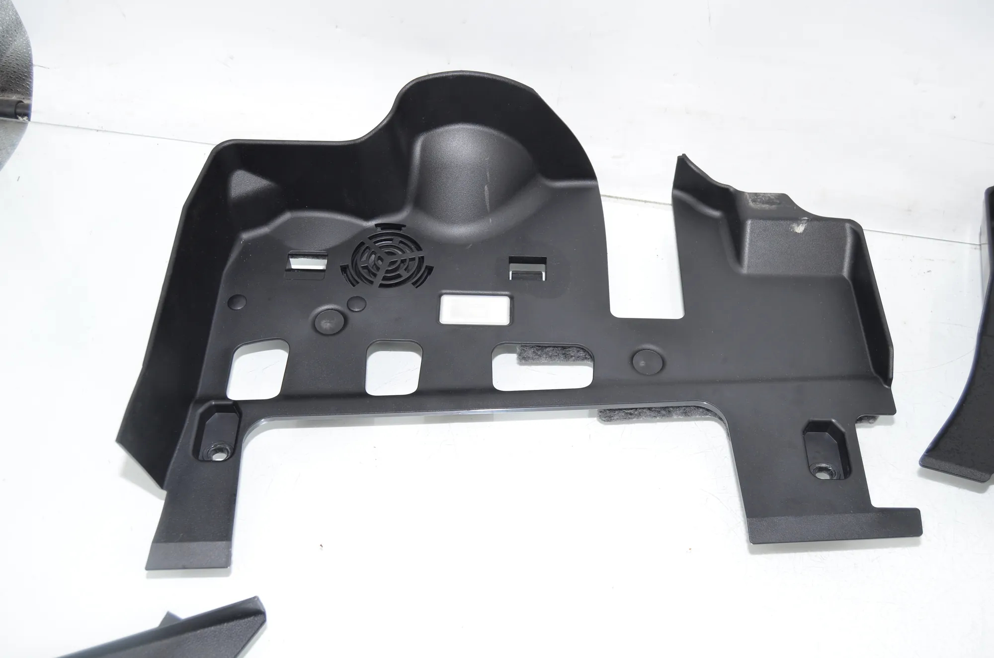 Dashboard Lower Trim – OEM 6805568 · BMW 3 Touring (G21) BMW 3 Touring (G21) 320 d Mild-Hybrid 2023 – 2