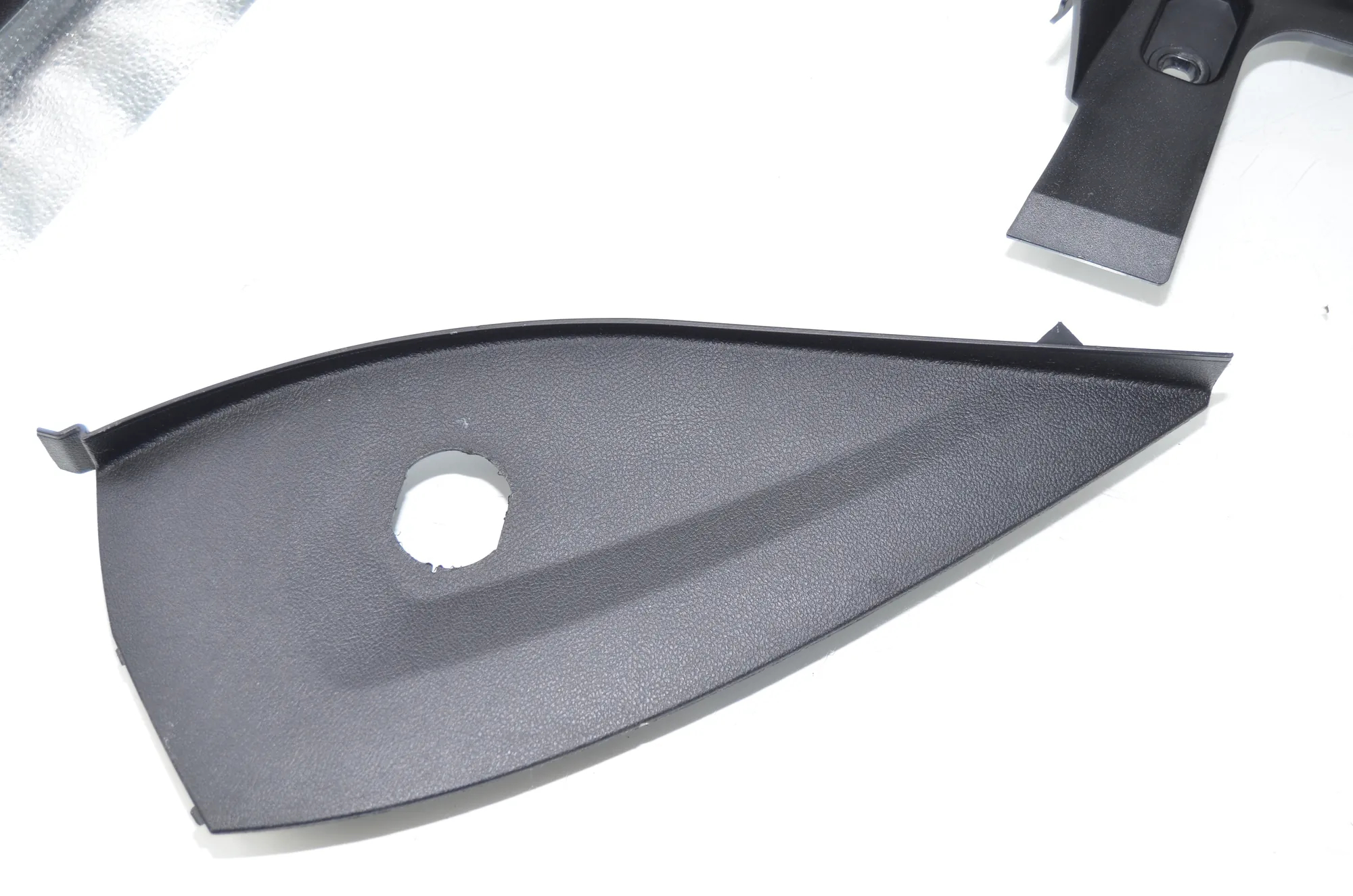 Dashboard Lower Trim – OEM 6805568 · BMW 3 Touring (G21) BMW 3 Touring (G21) 320 d Mild-Hybrid 2023 – 5