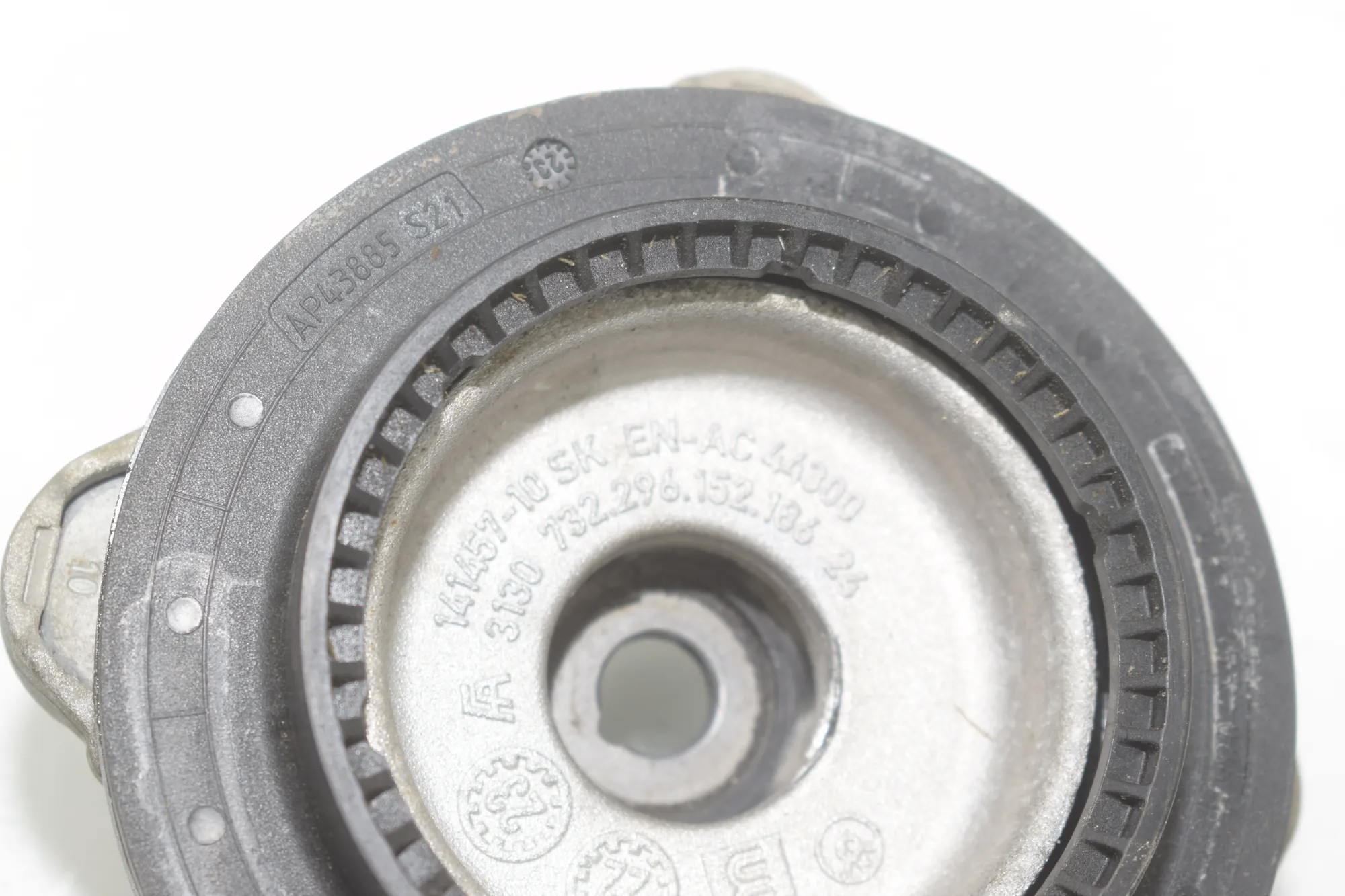 Front Left Shock Absorber Bracket – OEM 6890656 · BMW 3 Touring (G21) BMW 3 Touring (G21) 320 i 2023 – 5