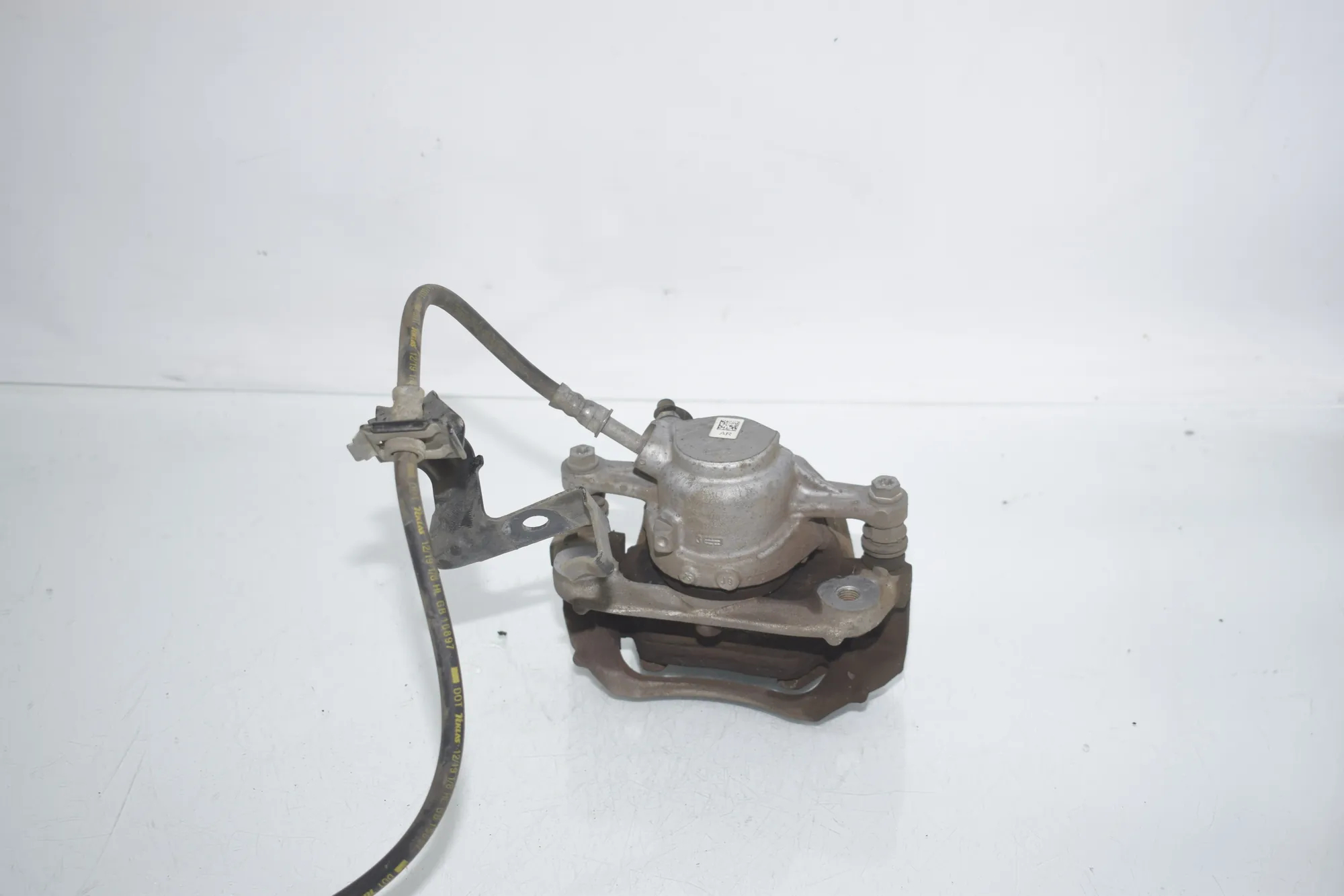 Front Right Brake Caliper – OEM 6860270 · BMW i3 (I01) BMW i3 (I01) Electric 2020 – 3