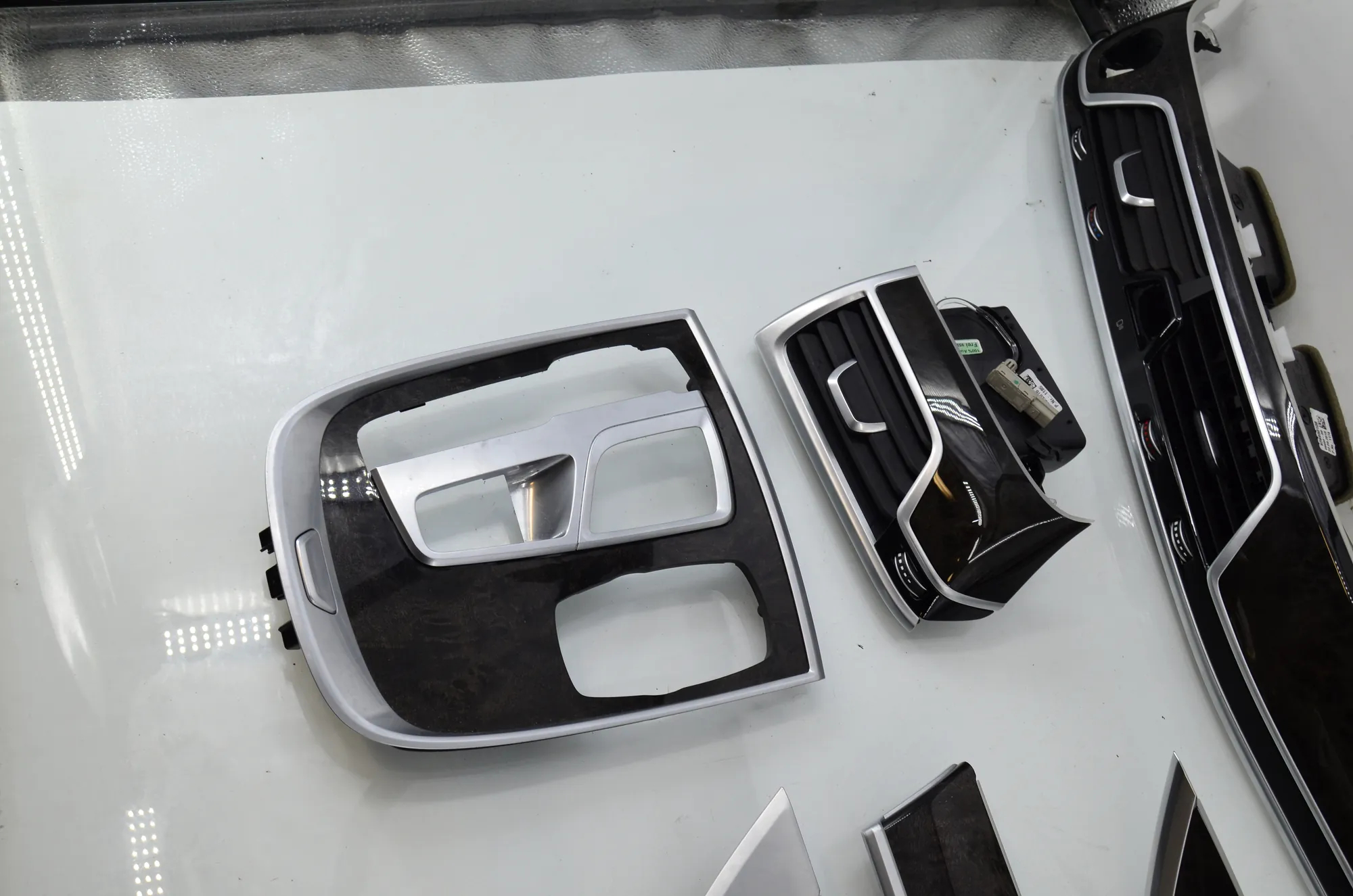 Interior Trim Strips Kit – OEM 9299501 · BMW 7 (G11, G12) 750 d, Ld xDrive 2016 – 2