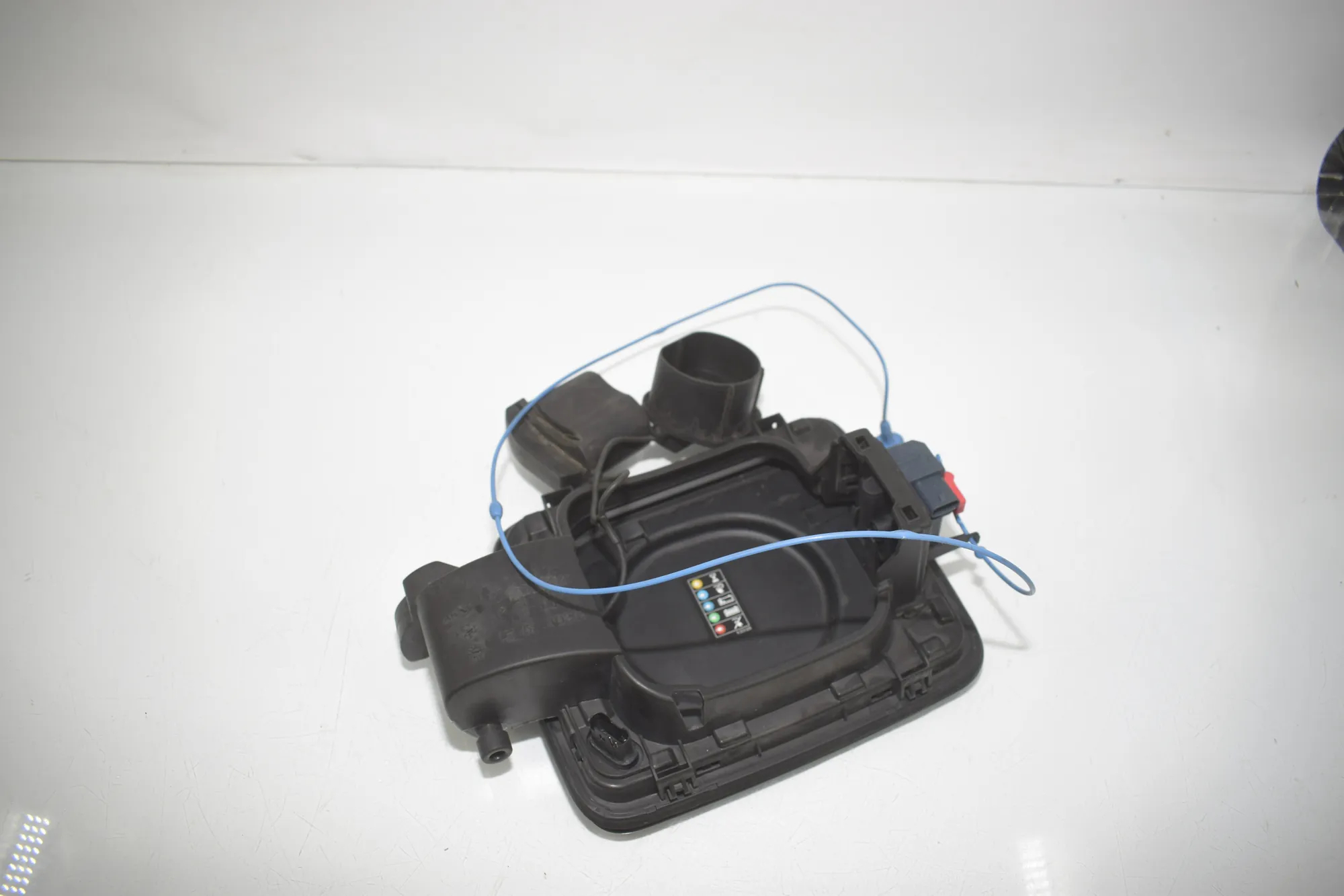 Fuel Tank Flap Cap – OEM 7335767 · BMW i3 (I01) BMW i3 (I01) Electric 2020 – 4