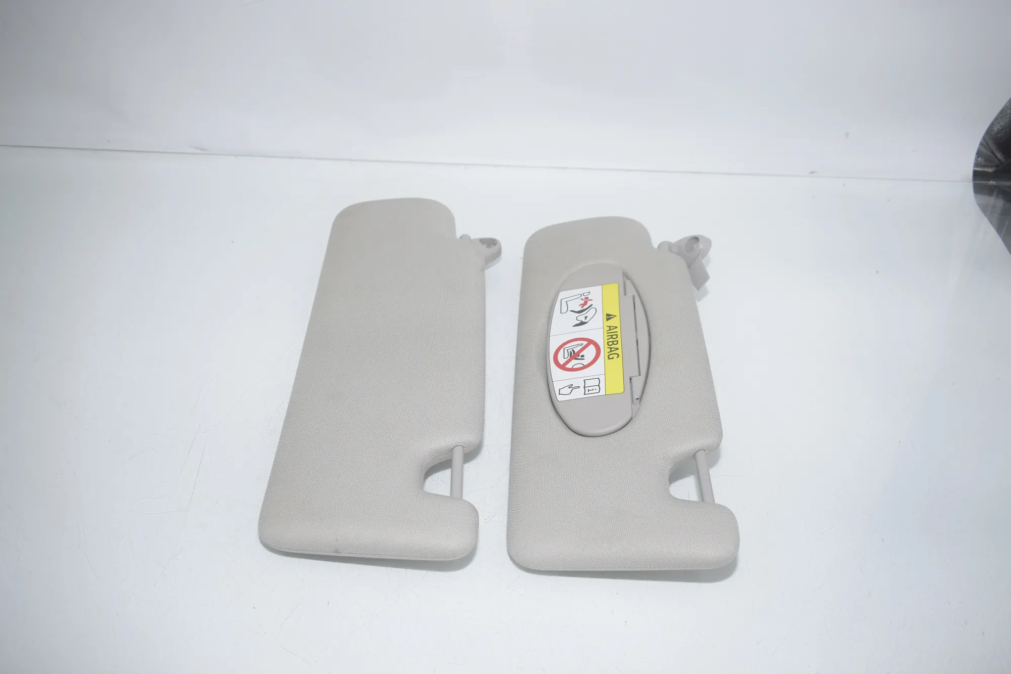 Right Side Sun Visor – OEM 7305472 · BMW i3 (I01) BMW i3 (I01) Electric 2020 – 2