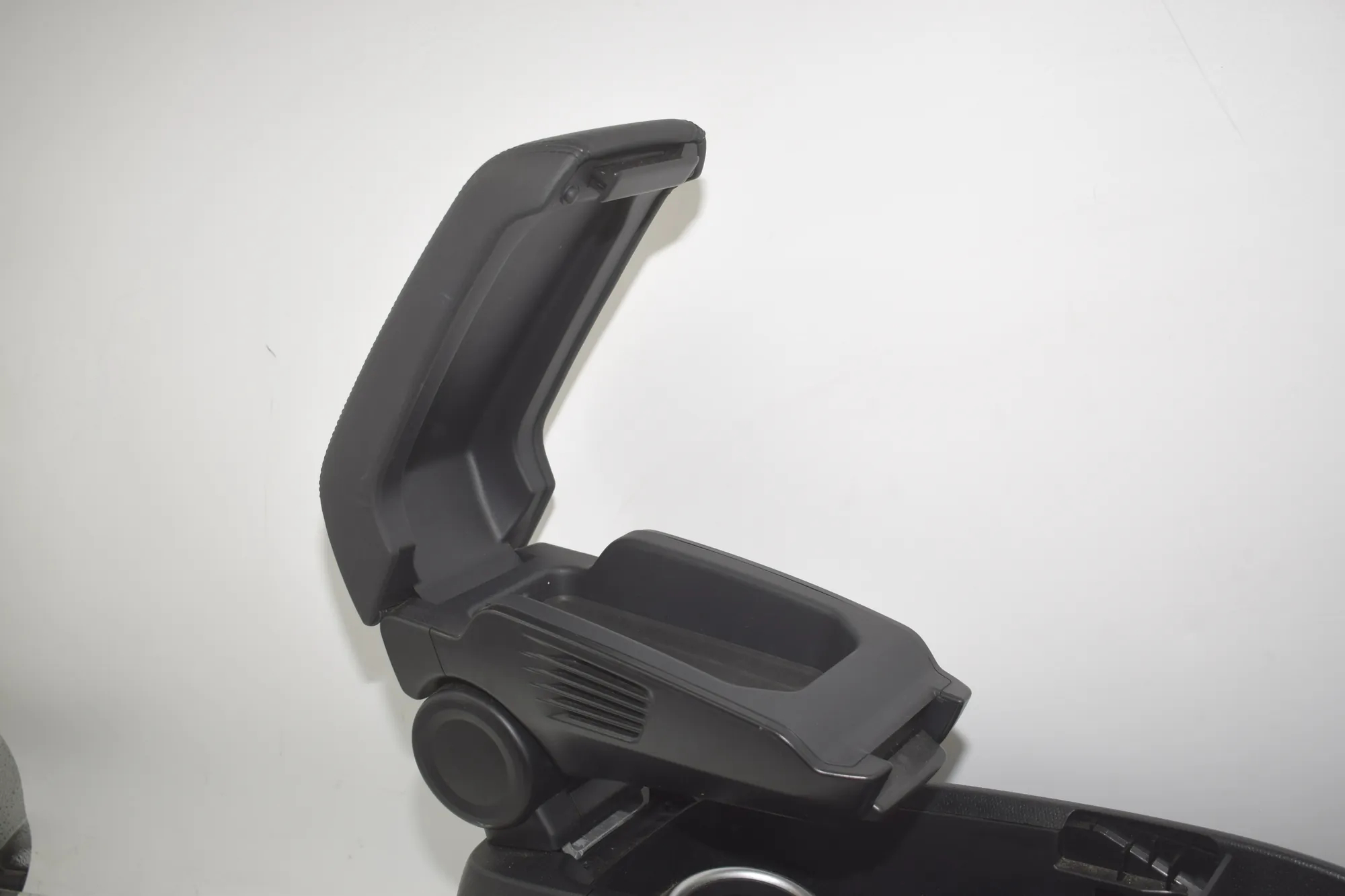 Center Console – OEM 9283166 · BMW i3 (I01) BMW i3 (I01) Electric 2020 – 4