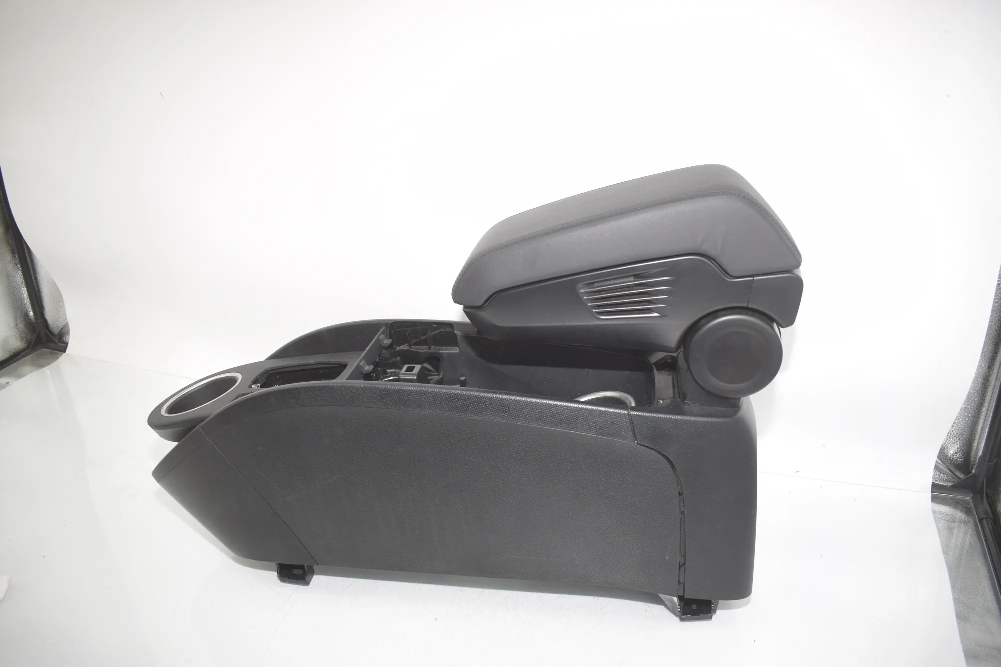Center Console – OEM 9283166 · BMW i3 (I01) BMW i3 (I01) Electric 2020 – 2