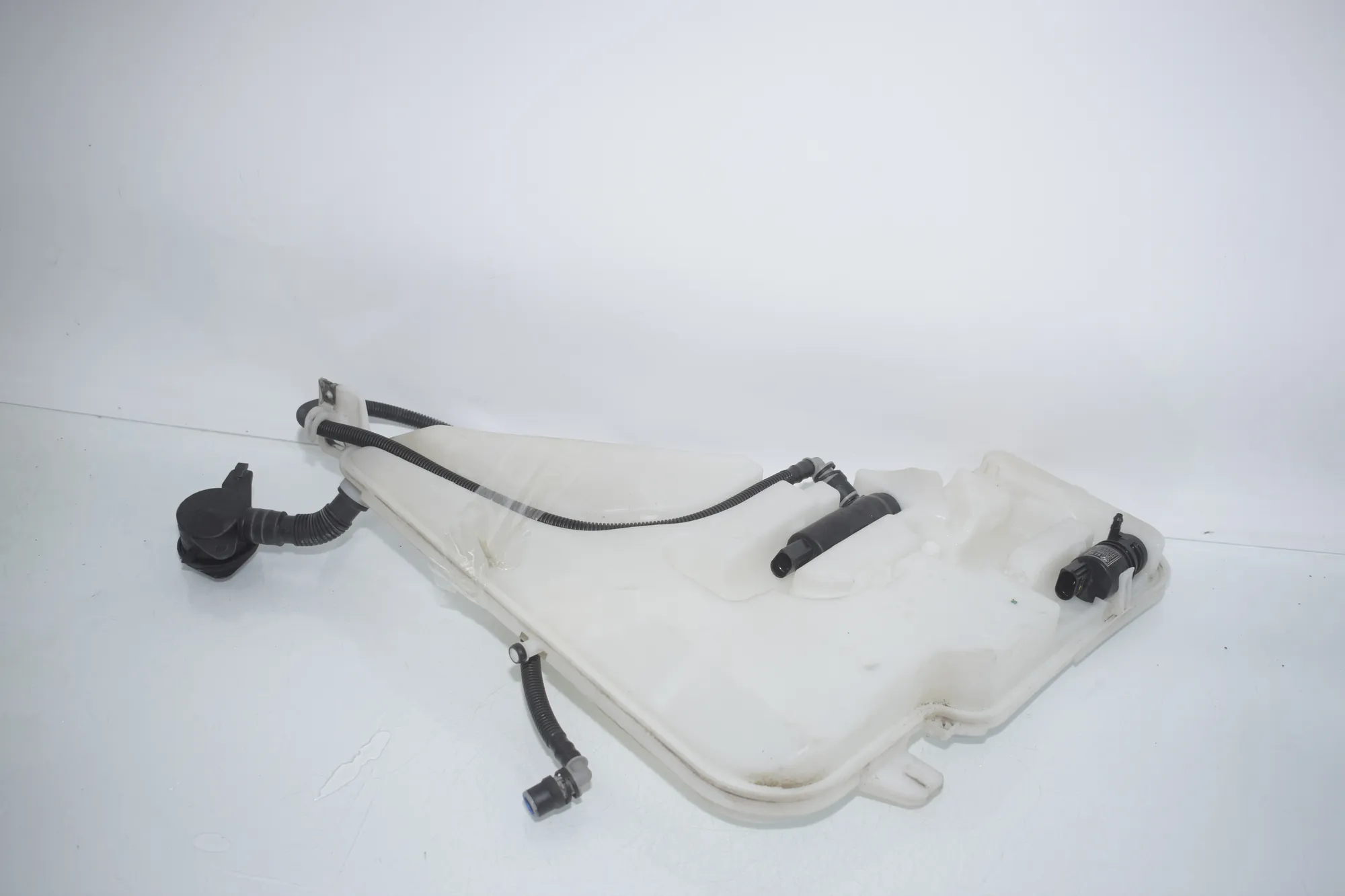 Window Washer Tank – OEM 7241679 · BMW 3 (F30, F80) BMW 3 (F30, F80) 320 i 2012