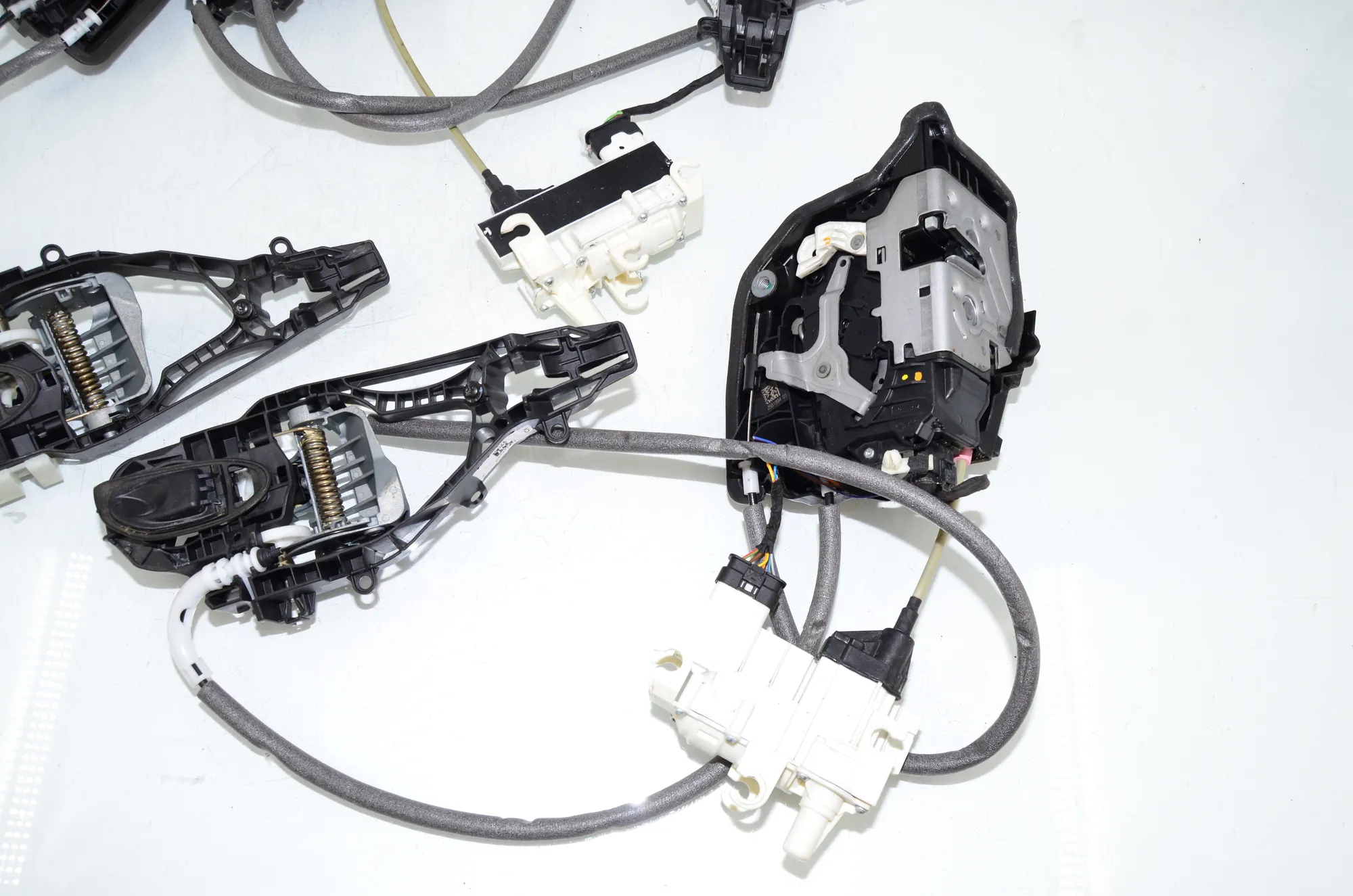 Door Locks Soft Close Kit – OEM 2581894 · BMW 7 (G11, G12) 750 d, Ld xDrive 2016 – 4