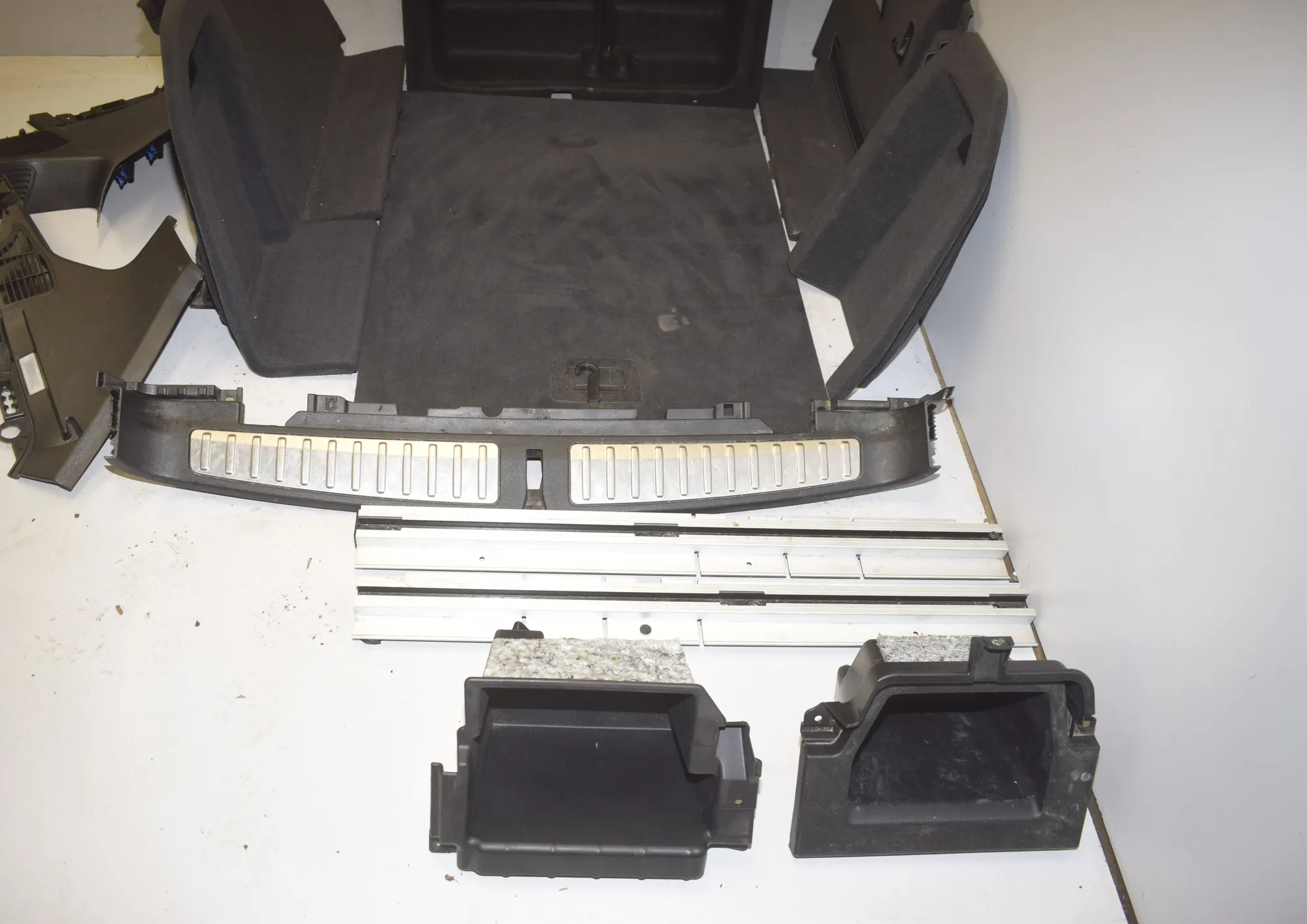 Trunk Trim Kit – OEM 6822794 · BMW X3 (F25) BMW X3 (F25) xDrive 30 d 2012 – 7