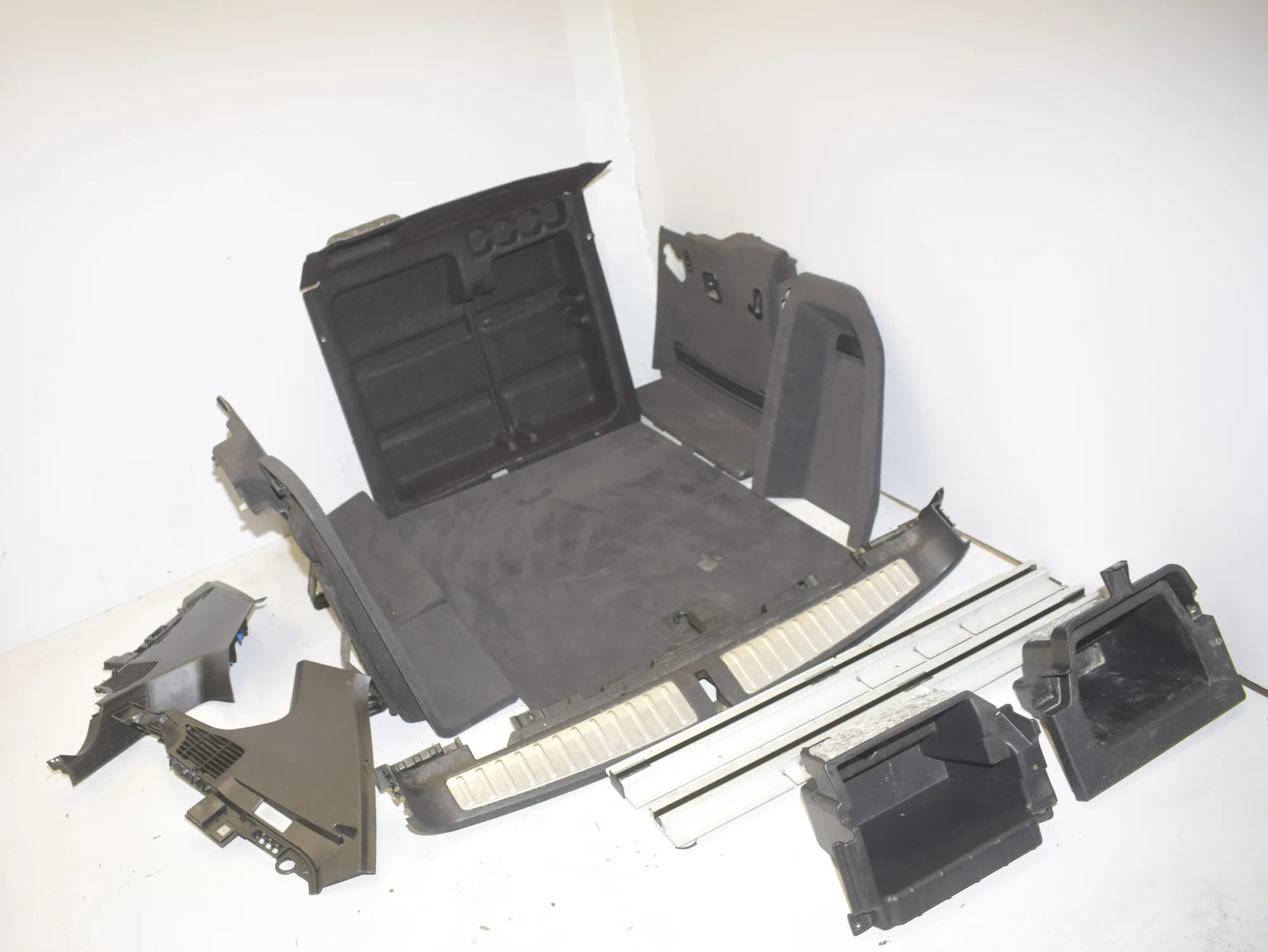 Trunk Trim Kit – OEM 6822794 · BMW X3 (F25) BMW X3 (F25) xDrive 30 d 2012 – 2