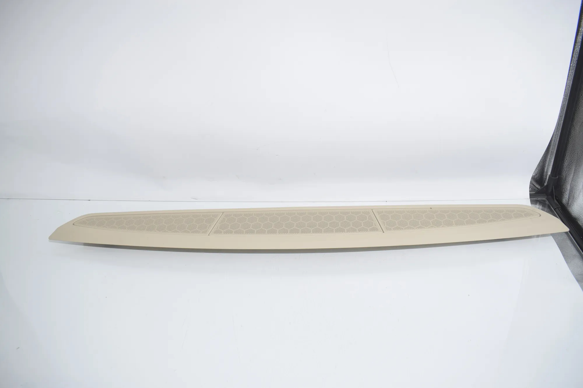 Rear Parcel Shelf Grill – OEM 7355373 · BMW 7 (G11, G12) 750 d, Ld xDrive 2016