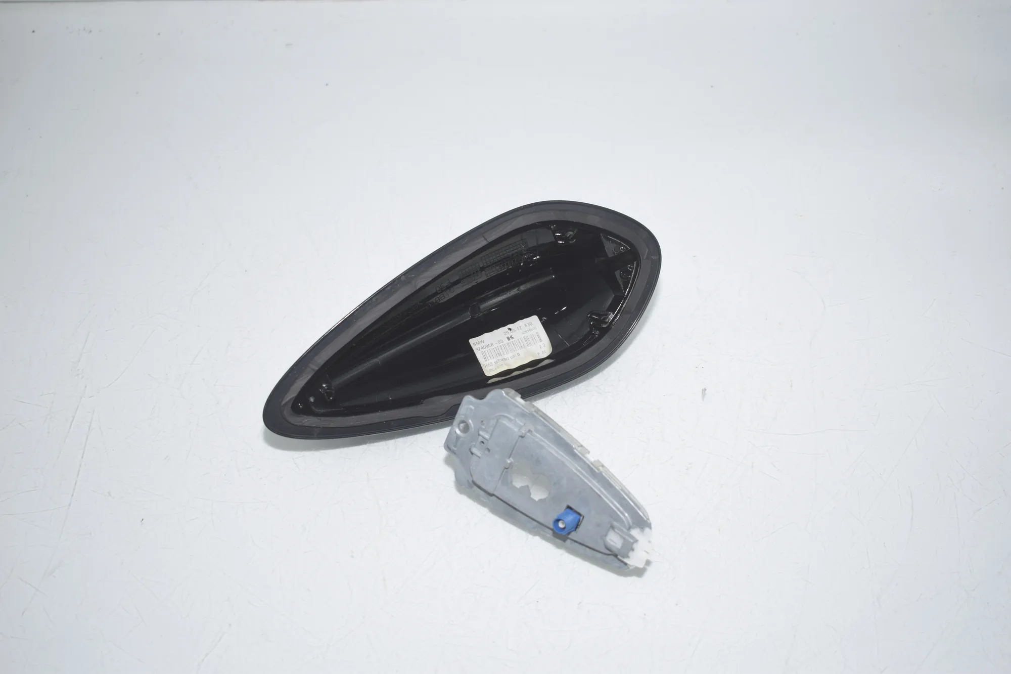 Antenna Trim – OEM 9240968 · BMW 3 (F30, F80) BMW 3 (F30, F80) 320 i 2012 – 3