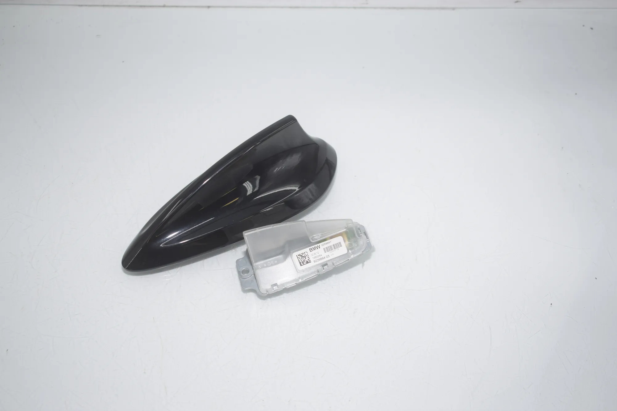 Antenna Trim – OEM 9240968 · BMW 3 (F30, F80) BMW 3 (F30, F80) 320 i 2012