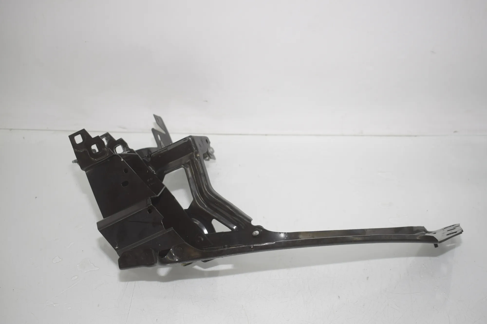 Left Headlight Bracket – OEM 7302531 · BMW 2 Active Tourer (F45) BMW 2 Active Tourer (F45) 216 i 2017 – 2