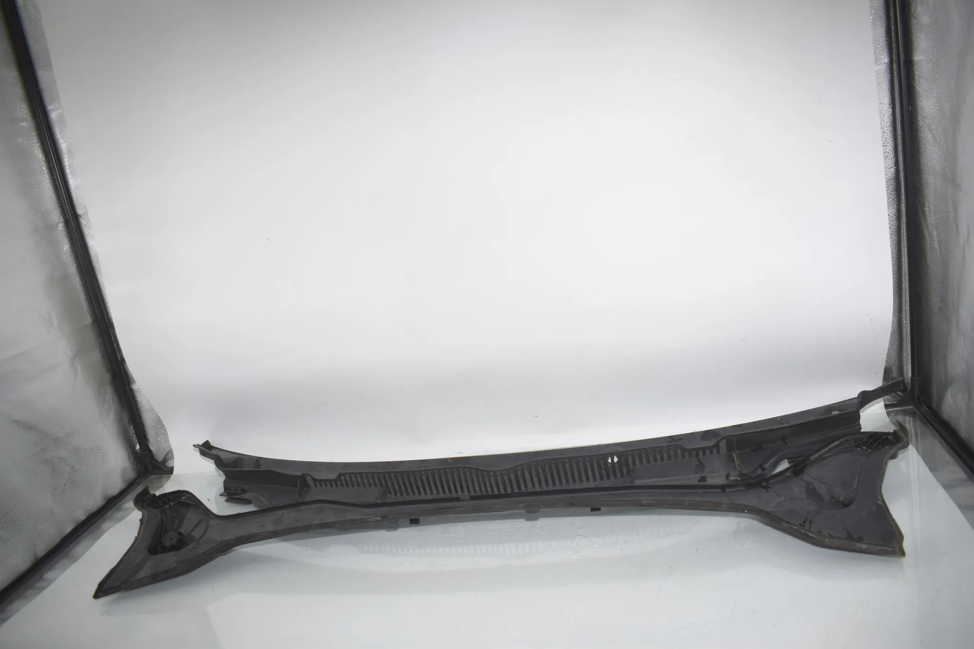 Front Wiper Cowl Trim – OEM 7305497 · BMW 2 Active Tourer (F45) BMW 2 Active Tourer (F45) 216 i 2017