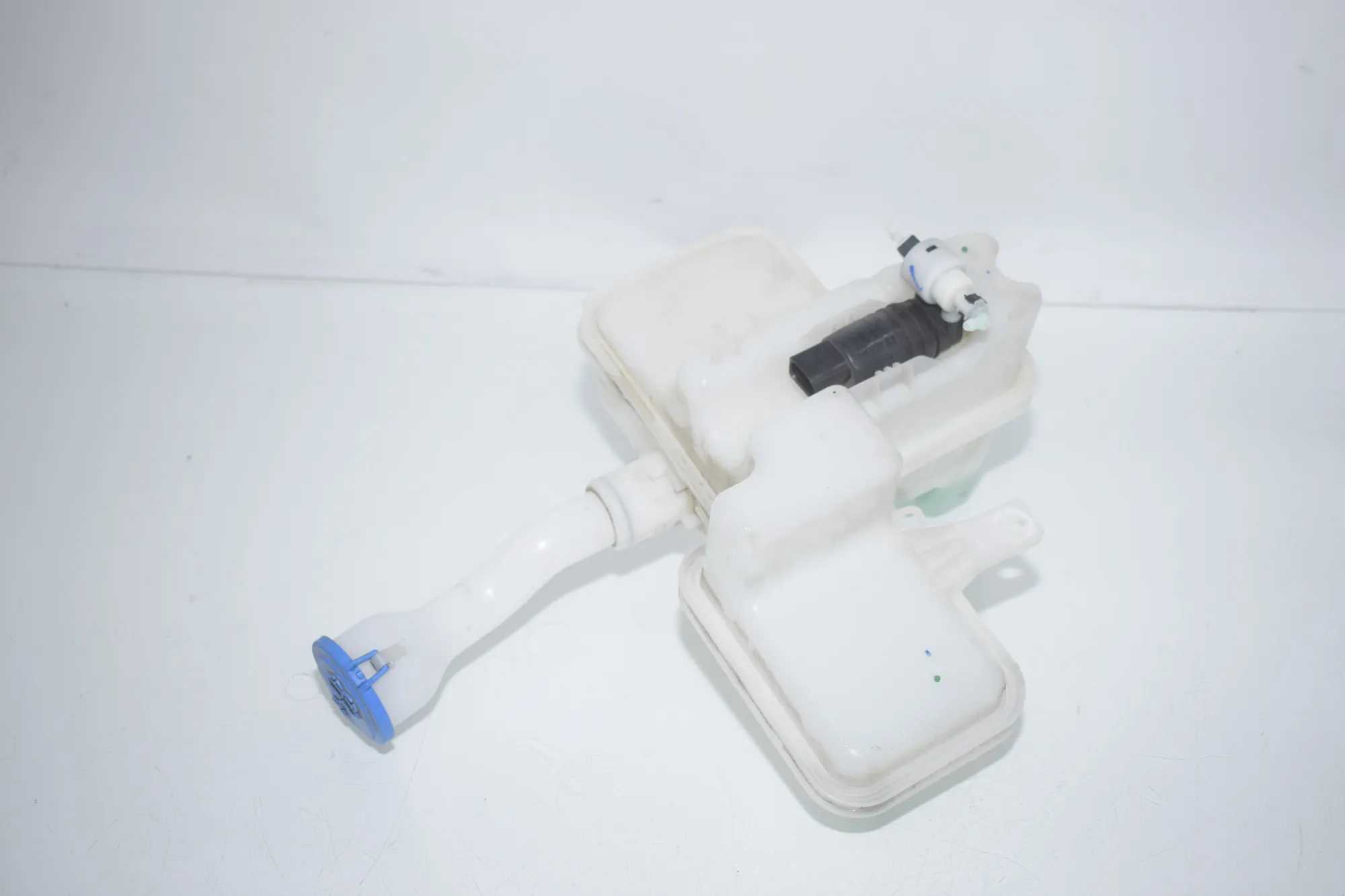 Window Washer Tank – OEM 7381592 · BMW i3 (I01) BMW i3 (I01) Electric 2020 – 3