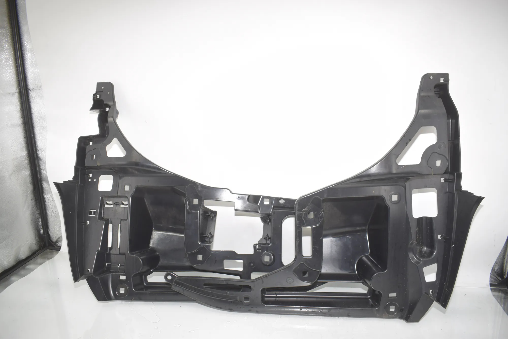 Rear Right Bumper Bracket – OEM 7296753 · BMW i3 (I01) BMW i3 (I01) Electric 2020