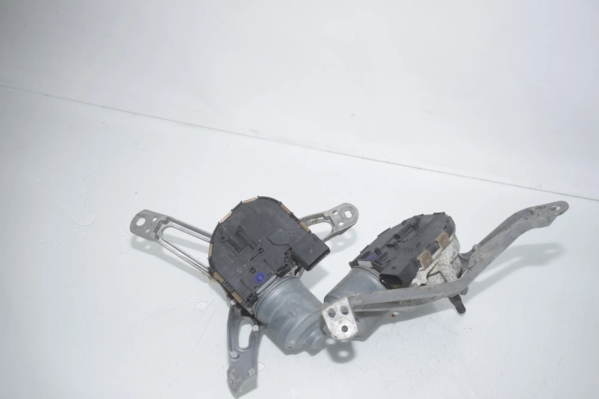 Front Windshield Wiper Mechanism – OEM 7359450 · BMW i3 (I01) BMW i3 (I01) Electric 2020 – 2