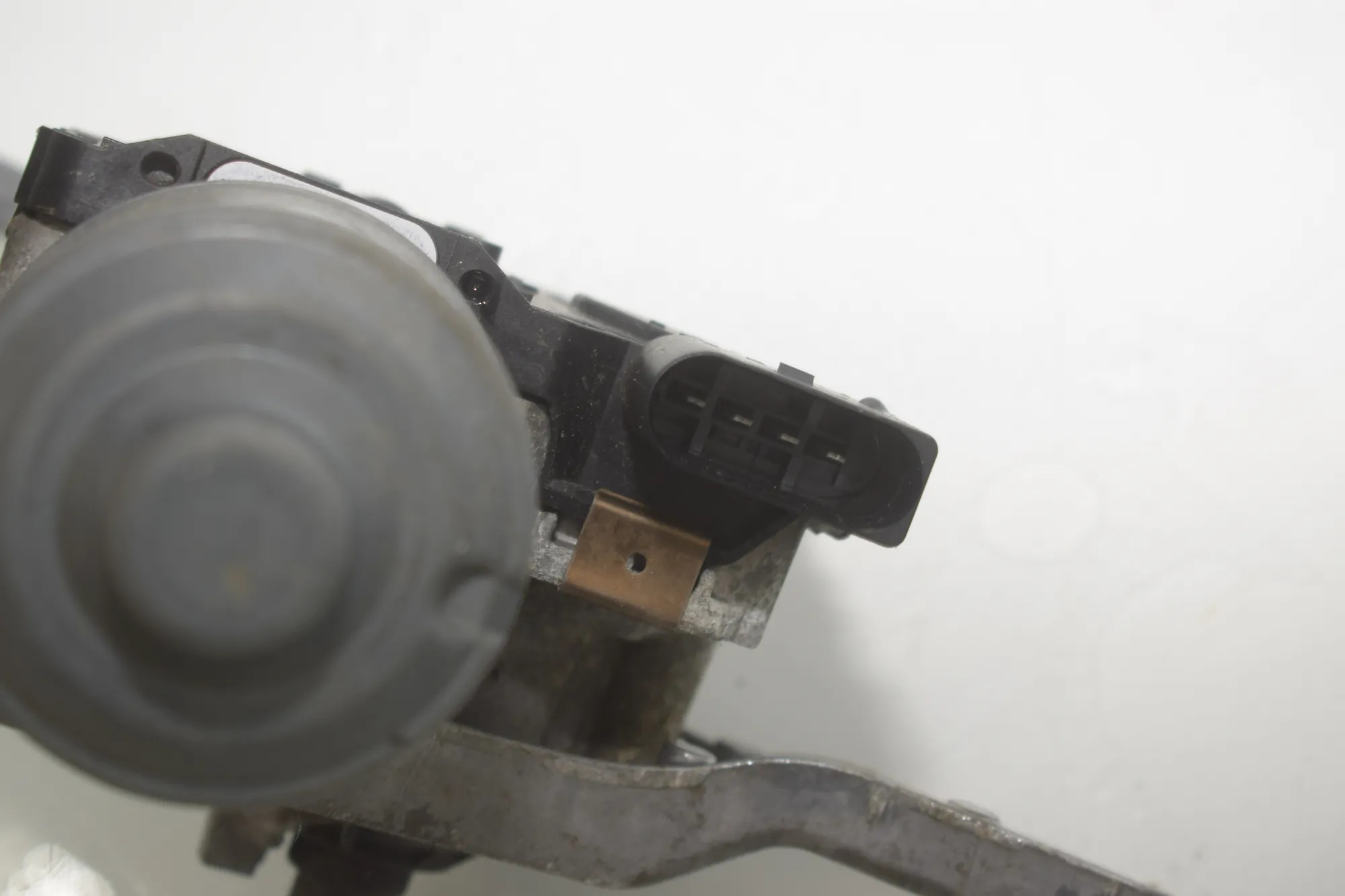 Front Windshield Wiper Mechanism – OEM 7359450 · BMW i3 (I01) BMW i3 (I01) Electric 2020 – 3