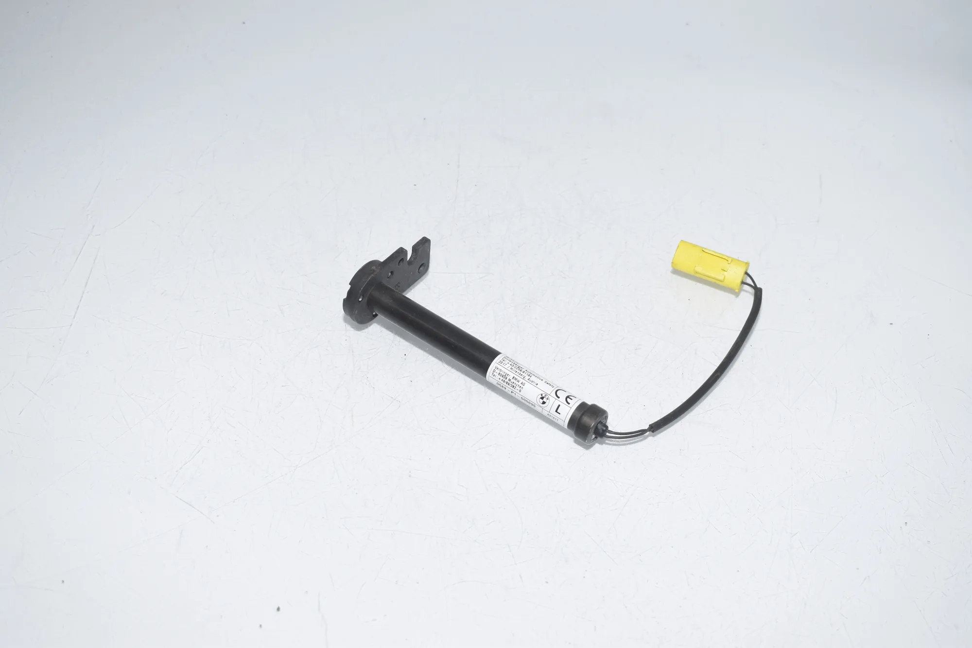 Hood Hinge Actuator – OEM 7300537 · BMW 2 Active Tourer (F45) BMW 2 Active Tourer (F45) 216 i 2017 – 2