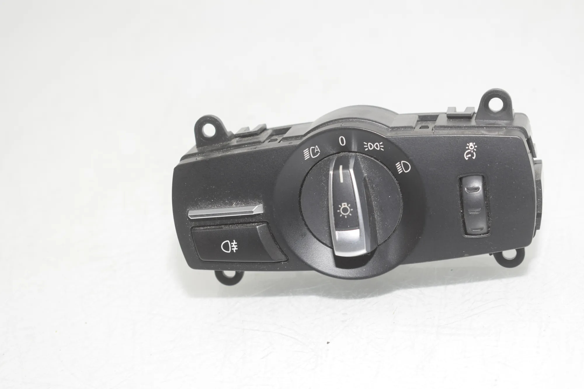 Headlight Switch Control Unit – OEM 6803963 · BMW 5 Touring (F11) BMW 5 Touring (F11) M 550 d xDrive 2015 – 2