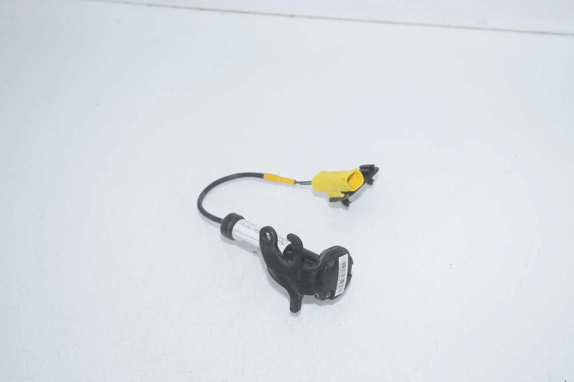 Hood Hinge Actuator – OEM 7263055 · BMW 5 Touring (F11) BMW 5 Touring (F11) M 550 d xDrive 2015 – 3